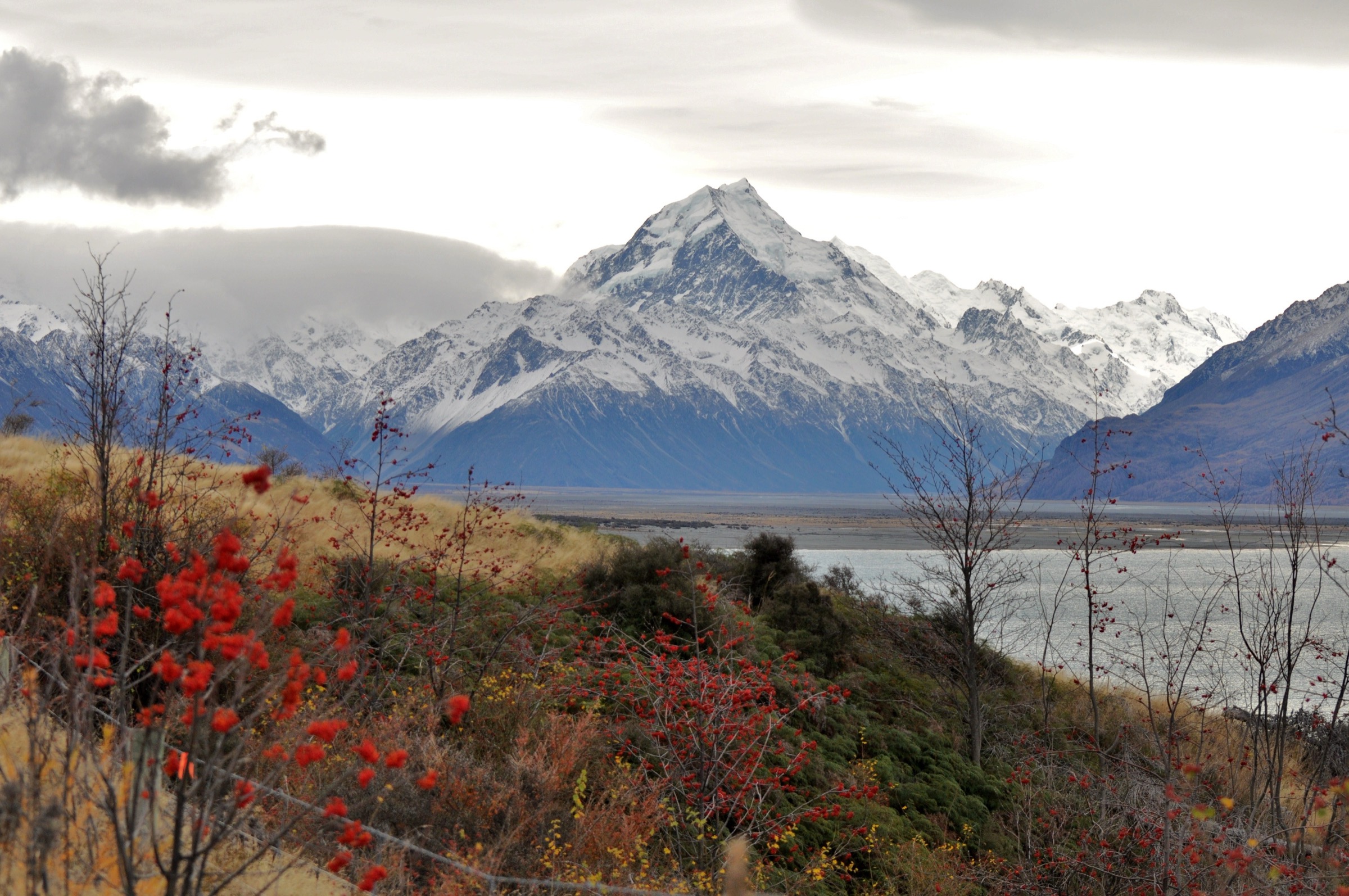 Le lac Pukaki avec la chaîne du Ben Ōhau le long de la rive ouest