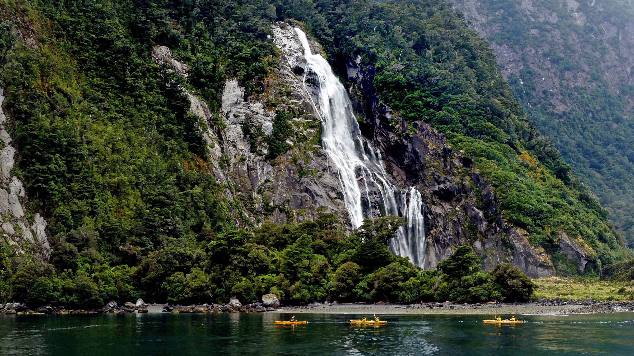 Les Lady Bowen Falls se jetant dans Milford Sound