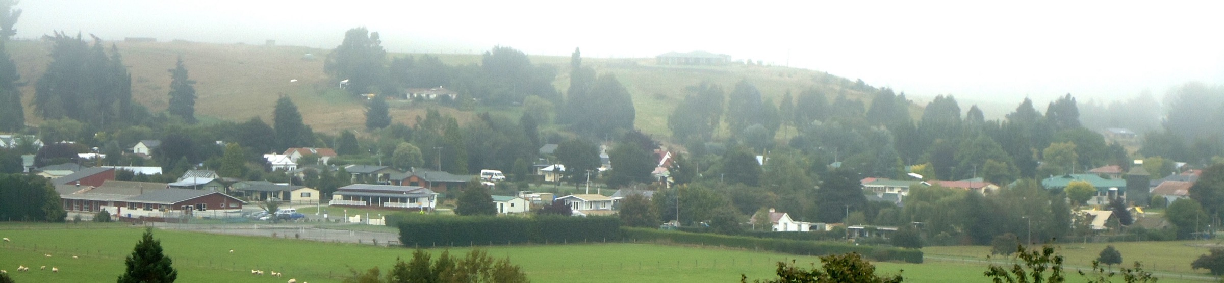 Village de Waikaia par une matinée brumeuse, base d'accès sud pour les marches de Piano Flat, Southland, Nouvelle-Zélande