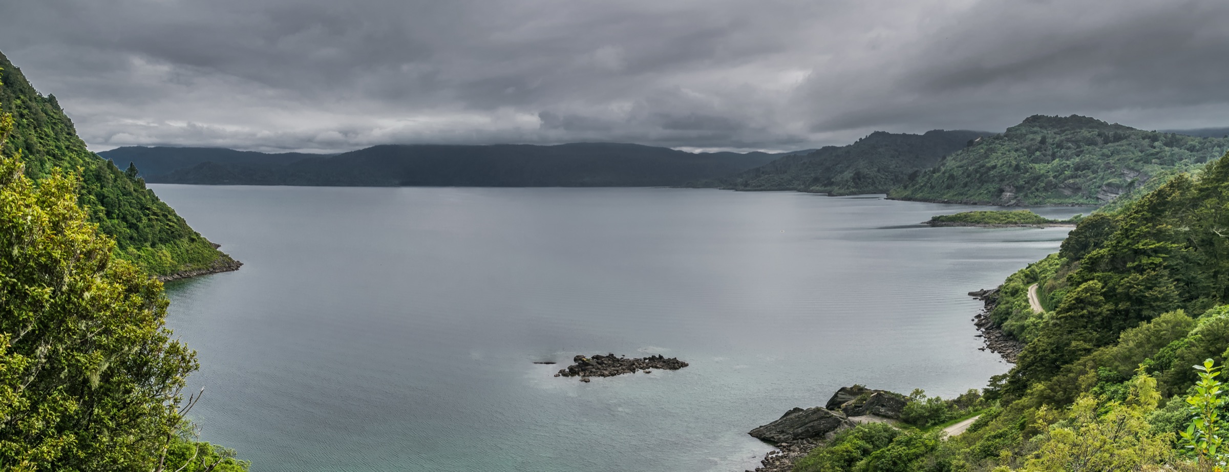 Panorama du lac Waikaremoana depuis le corridor sud, similaire à la vue depuis Lou's Lookout