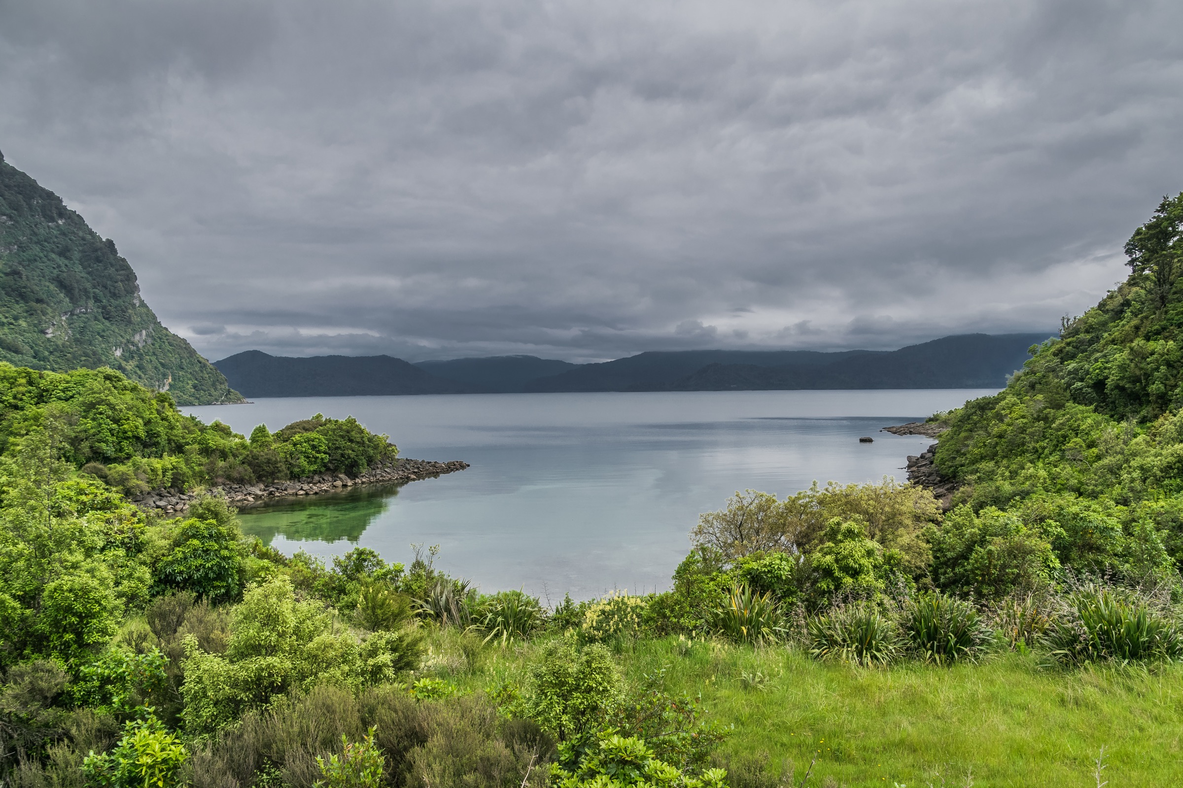 Nouvelle-Zélande — chaîne des Huiarau : randonnées à la journée du lac Waikaremoana
