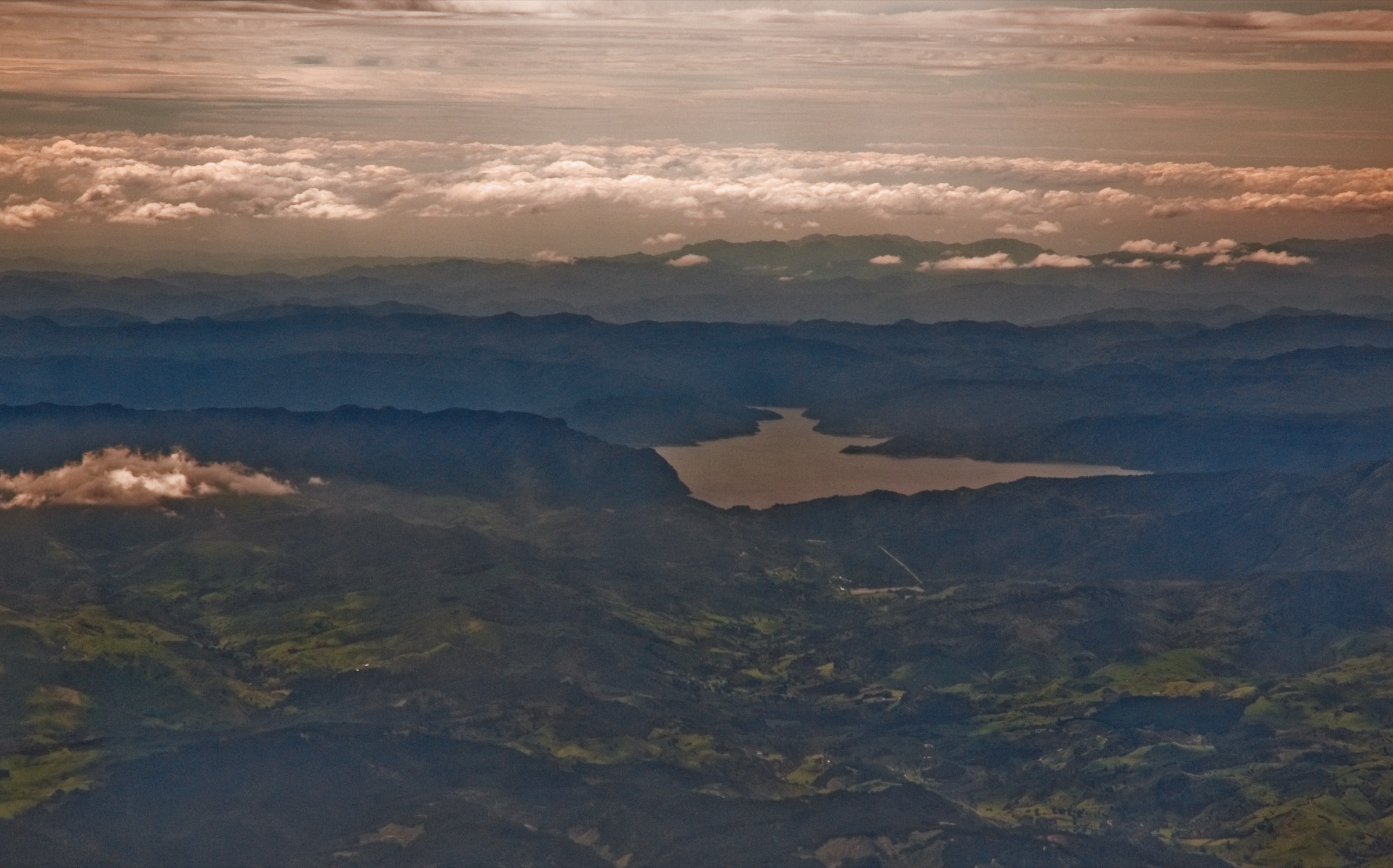 Vue aérienne sur le lac Waikaremoana vers la chaîne du Ngāmoko, Te Urewera