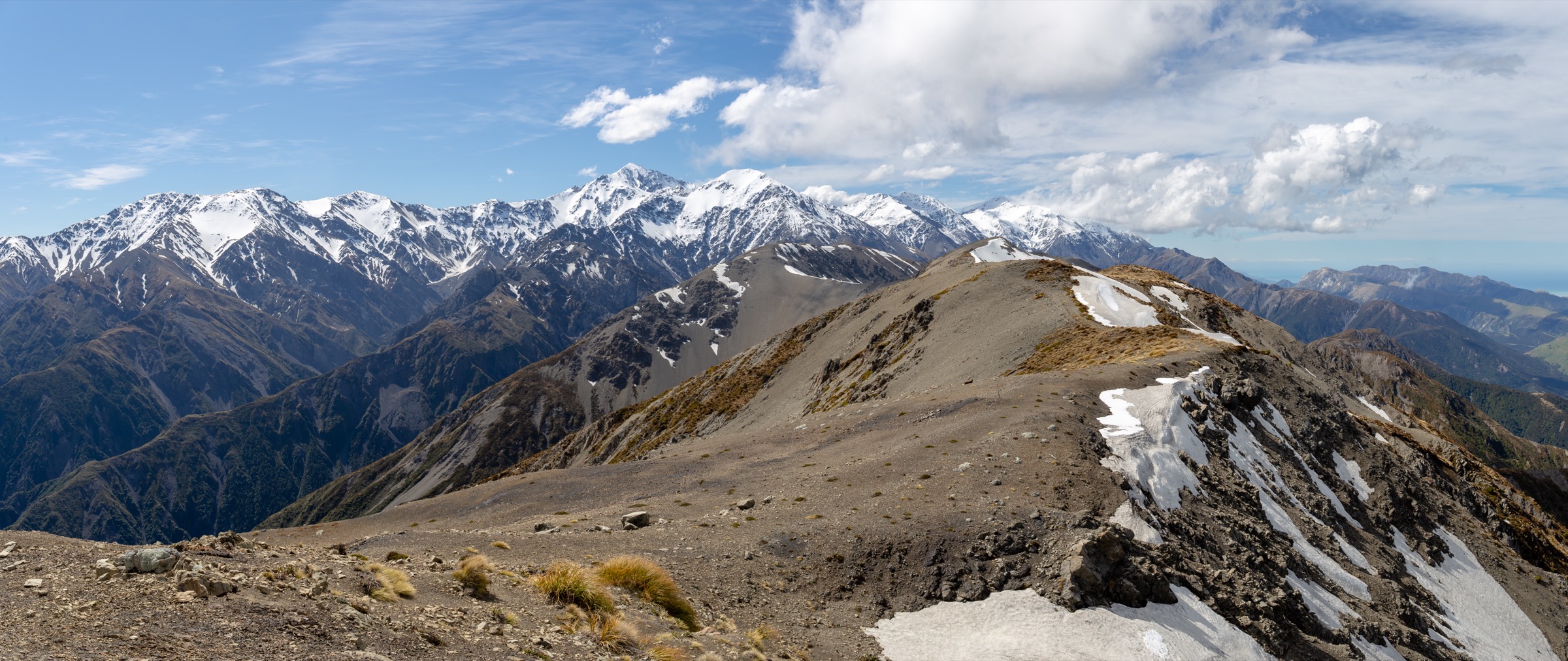 Vue panoramique depuis la crête sommitale du Mt Fyffe sur la Seaward Kaikōura Range