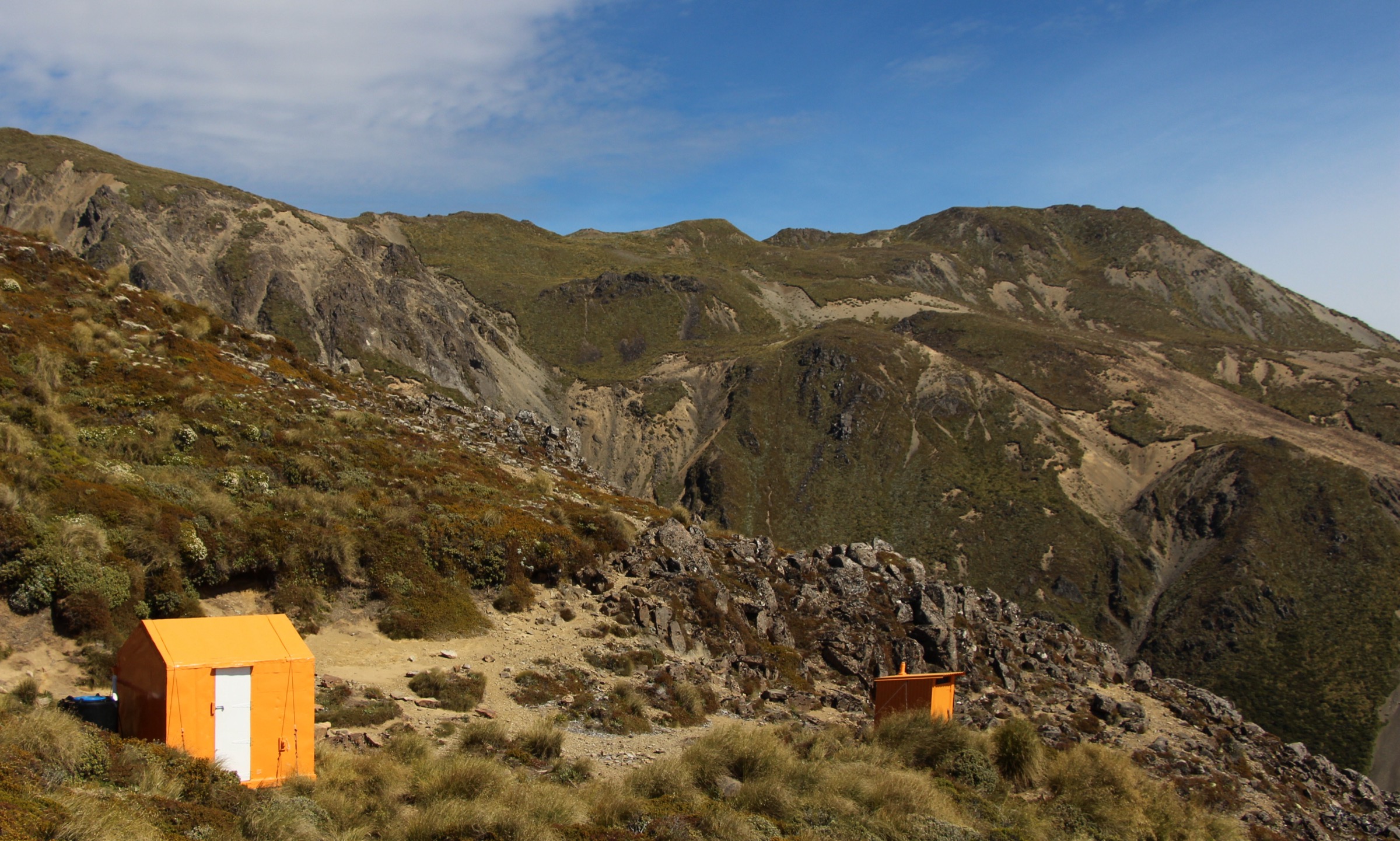 Dominie Bivouac sur Makahu Spur, refuge le plus haut du Kaweka Forest Park à 1 480 m