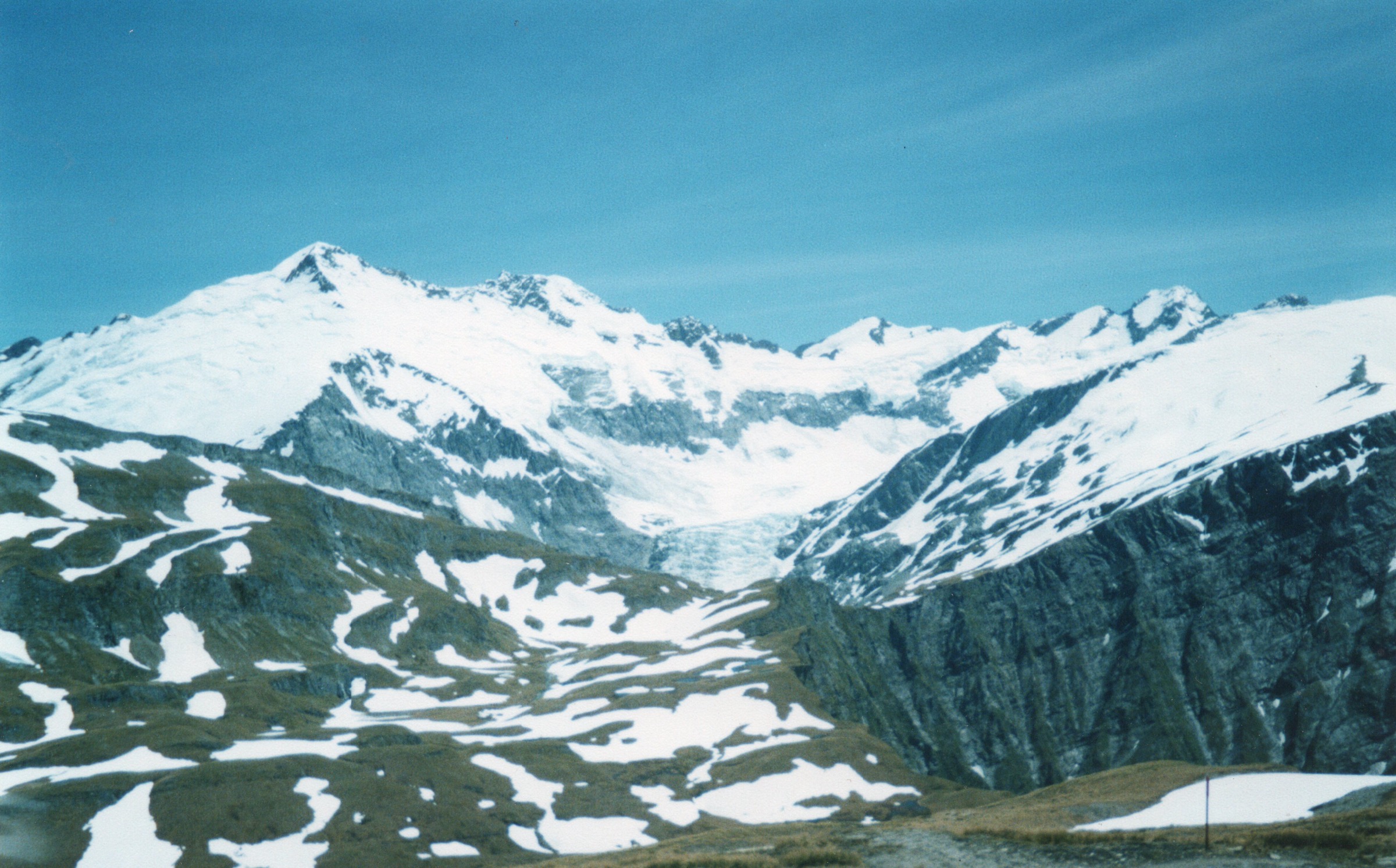Vue depuis Cascade Saddle sur les hauts bassins du Dart et les Alpes du Sud