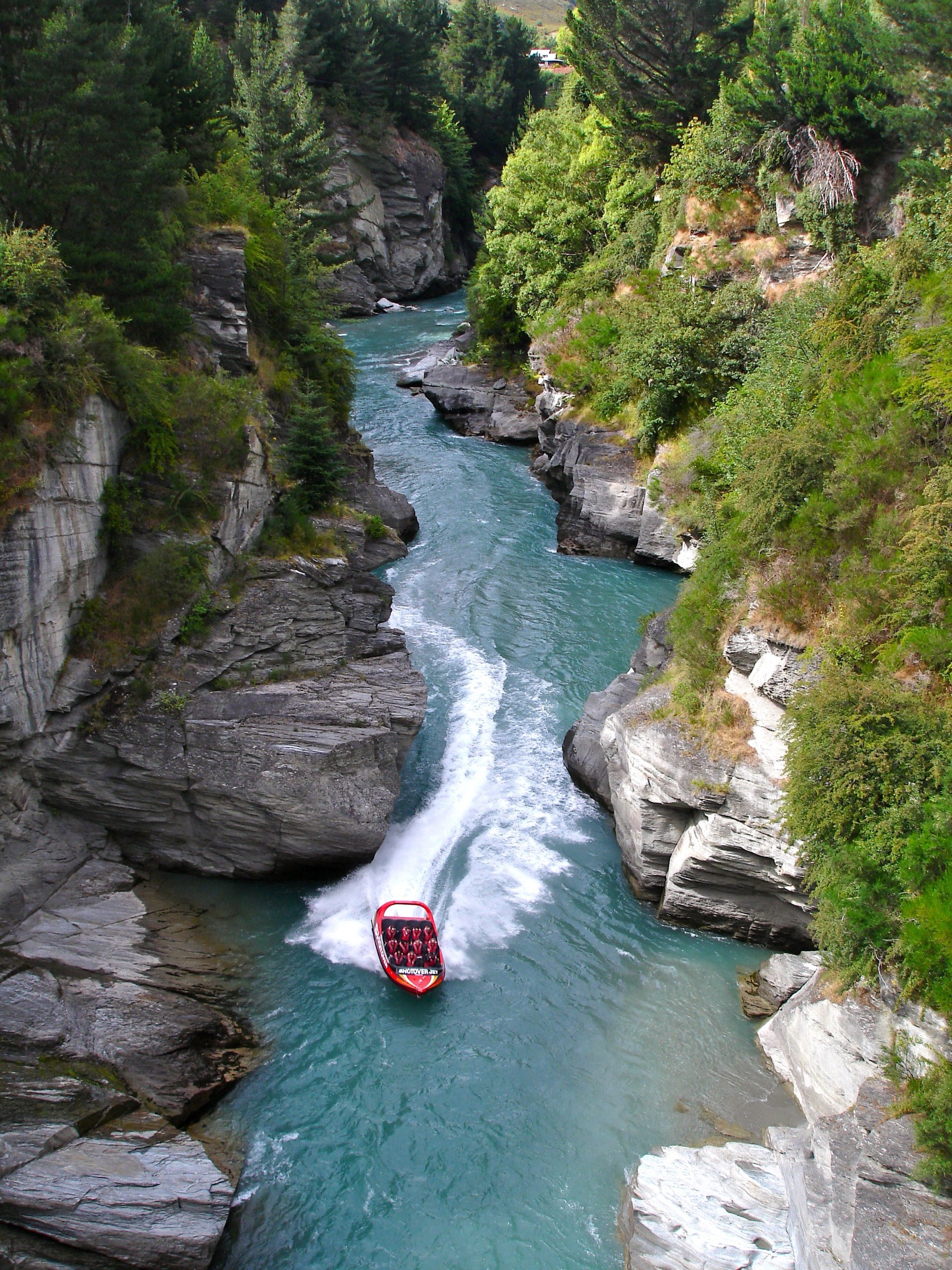 Shotover Jet dans les canyons de la rivière Shotover à Queenstown