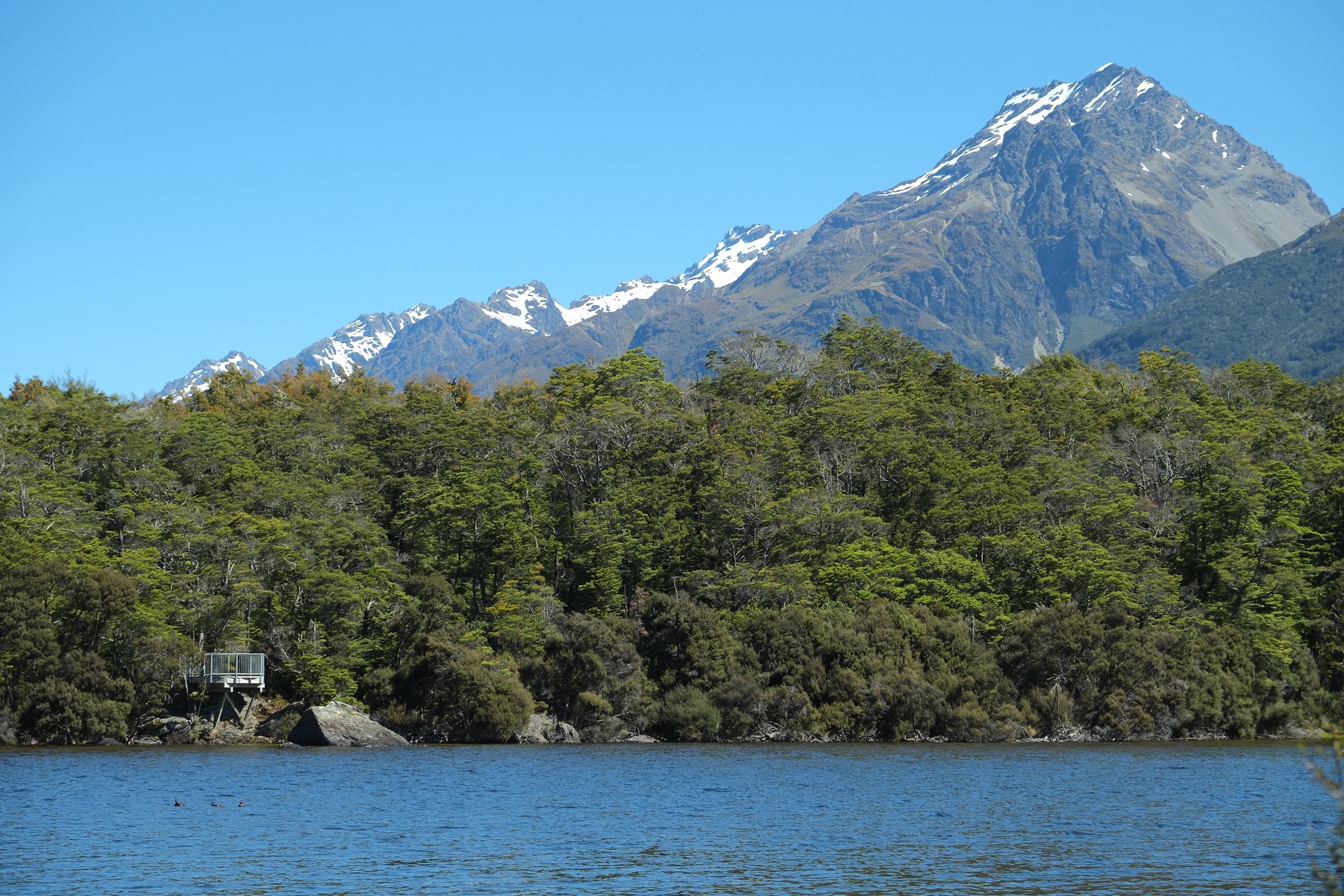 Lake Sylvan regardant vers la plateforme d'observation et les Humboldt Mountains, près de la route d'accès à la Routeburn