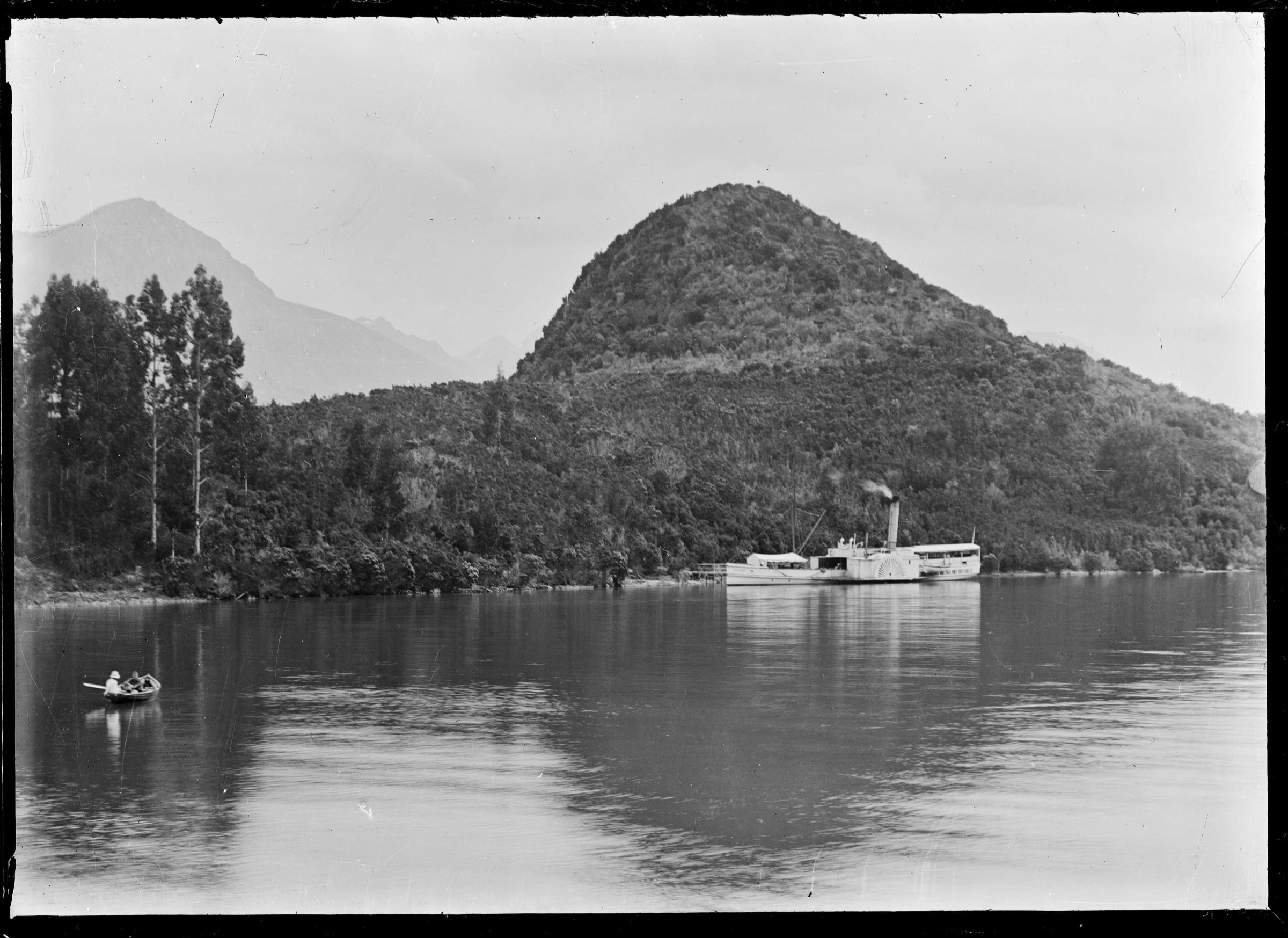 Bateau à roue à aubes Mountaineer à la jetée de Bob's Cove, lac Wakatipu, photographie historique