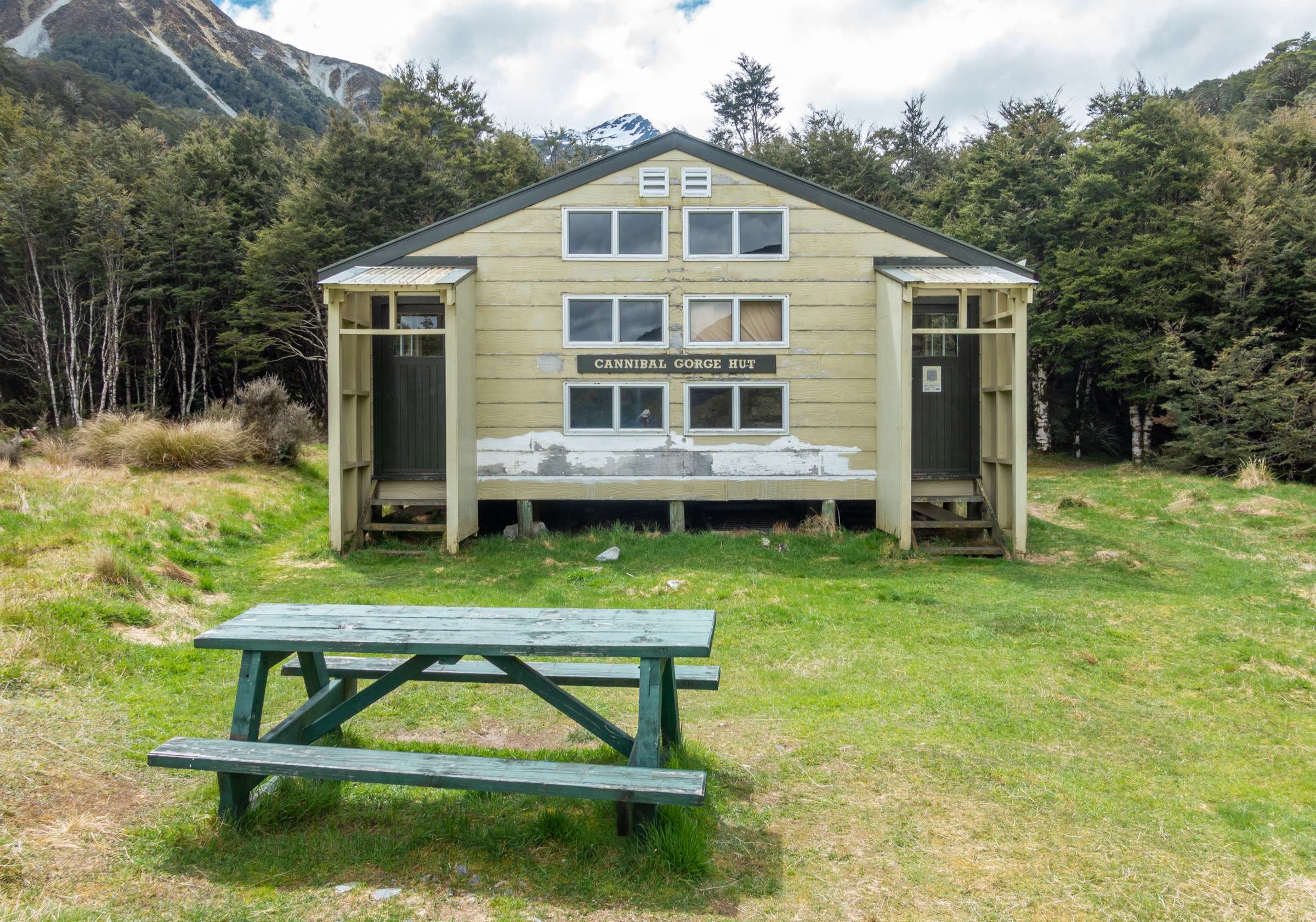 Cannibal Gorge Hut sur la St James Walkway au-dessus de la Maruia River Right Branch, Lewis Pass Scenic Reserve