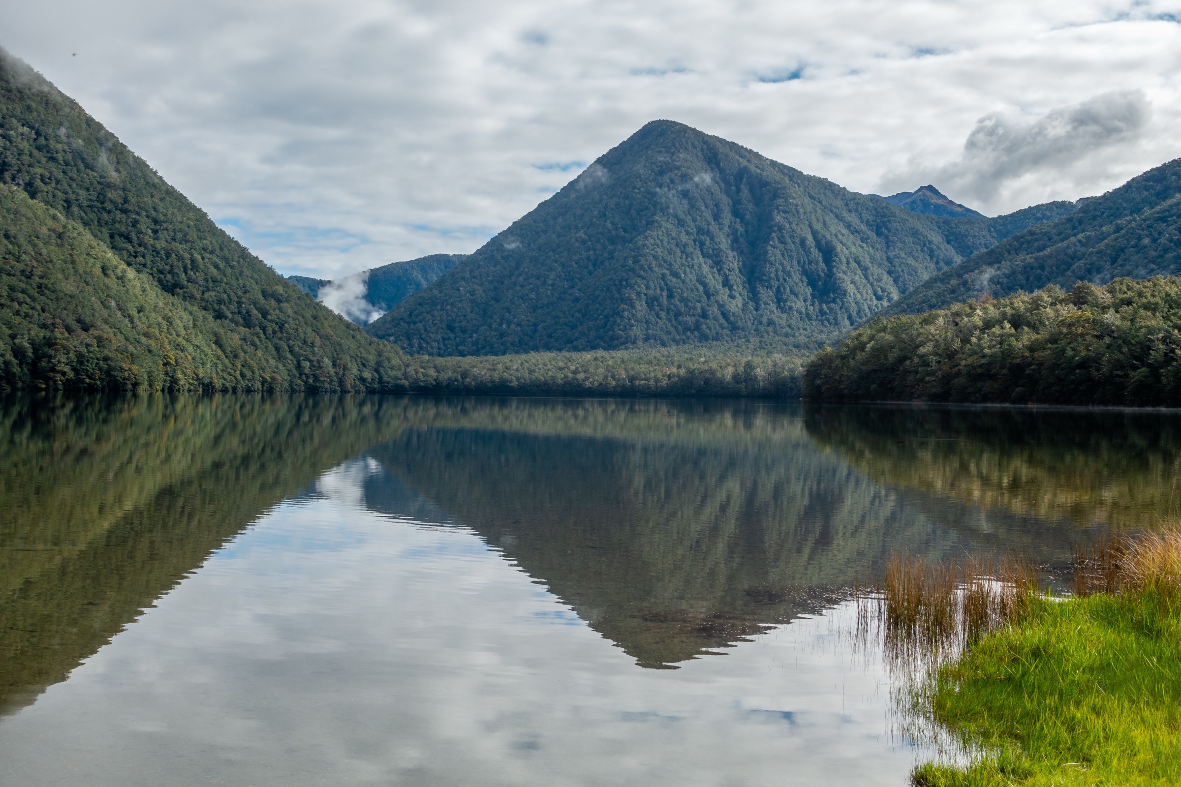 Lac Daniell bordé de hêtres rouges, Lewis Pass Scenic Reserve, West Coast