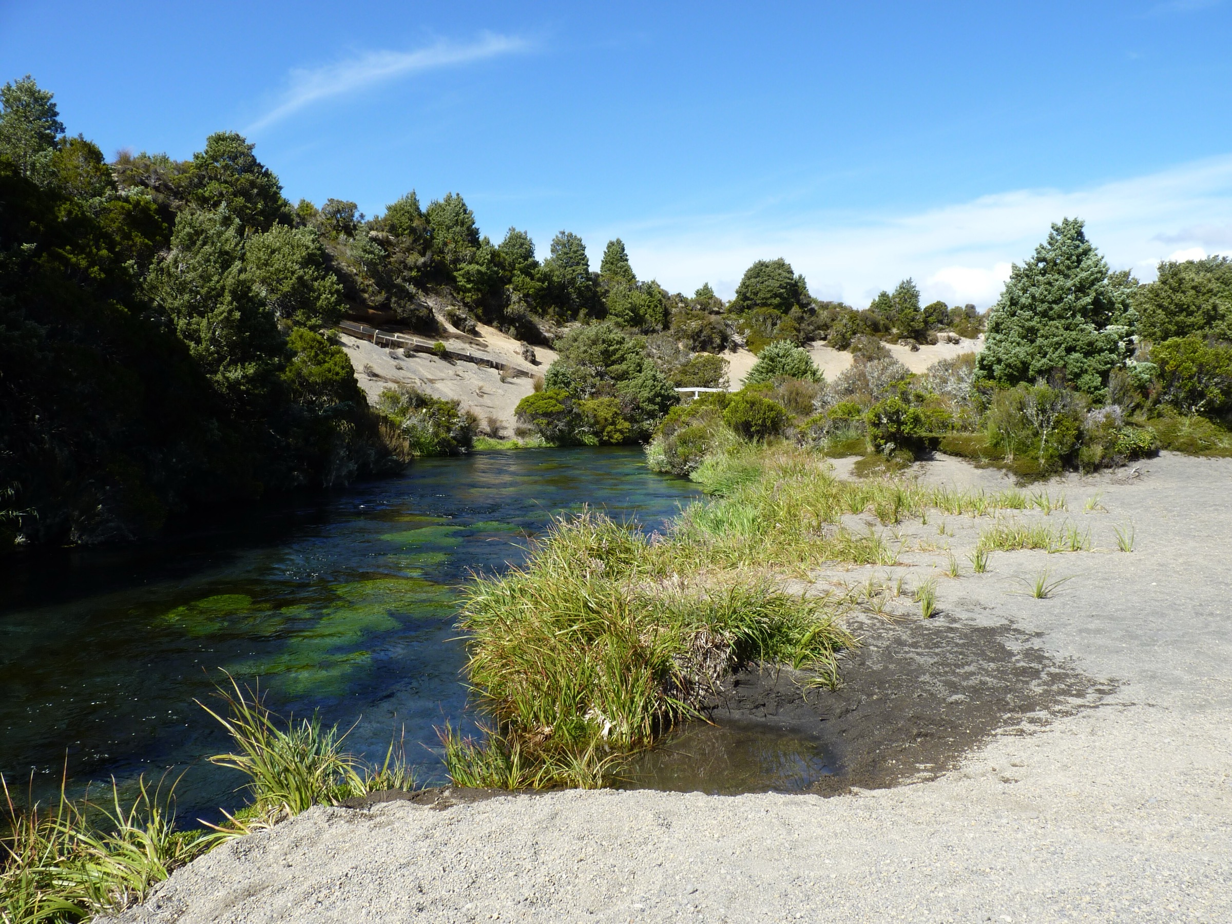 Les sources d'Ohinepango jaillissant sous une ancienne coulée de lave, parc national de Tongariro