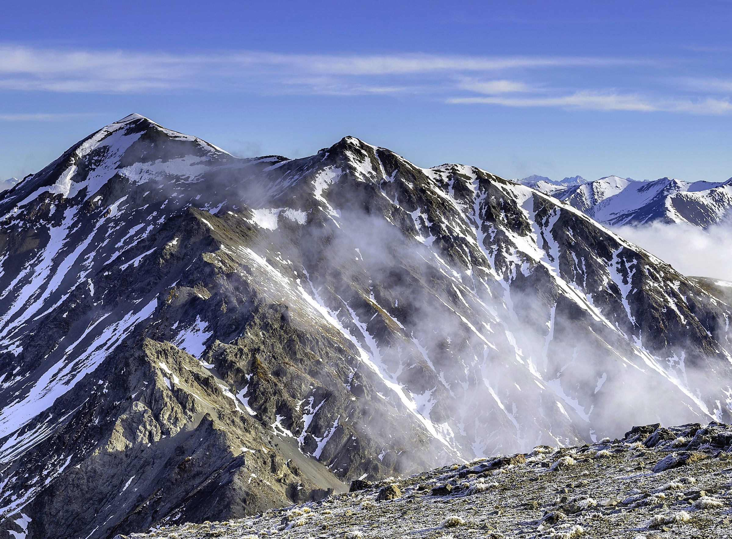 Vue vers Castle Hill Peak depuis Red Peak, chaîne des Torlesse centrale, Nouvelle-Zélande