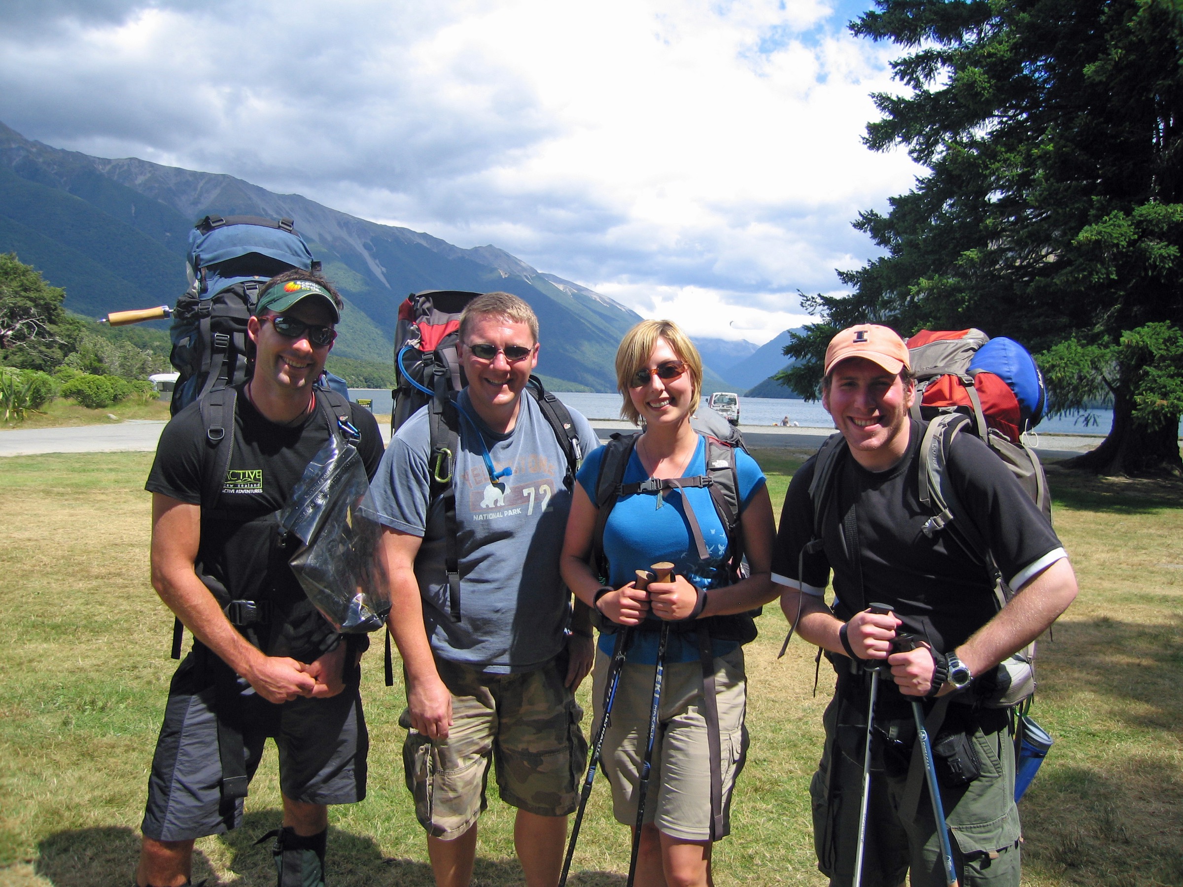 Groupe de trampeurs partant du lac Rotoiti au début d'un tour Travers-Sabine, parc national des Nelson Lakes, Nouvelle-Zélande