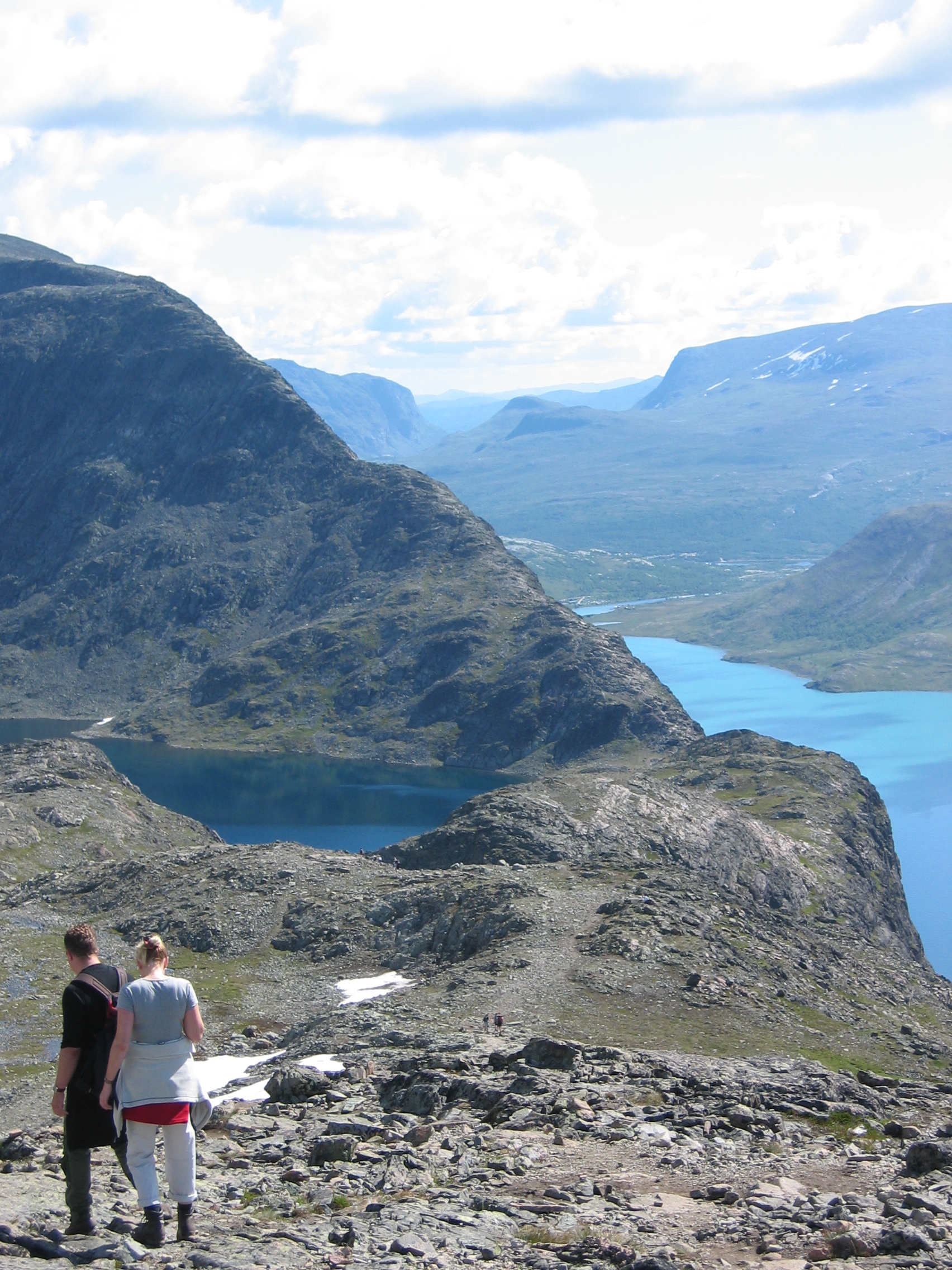 Marcheurs sur l'arête de Besseggen