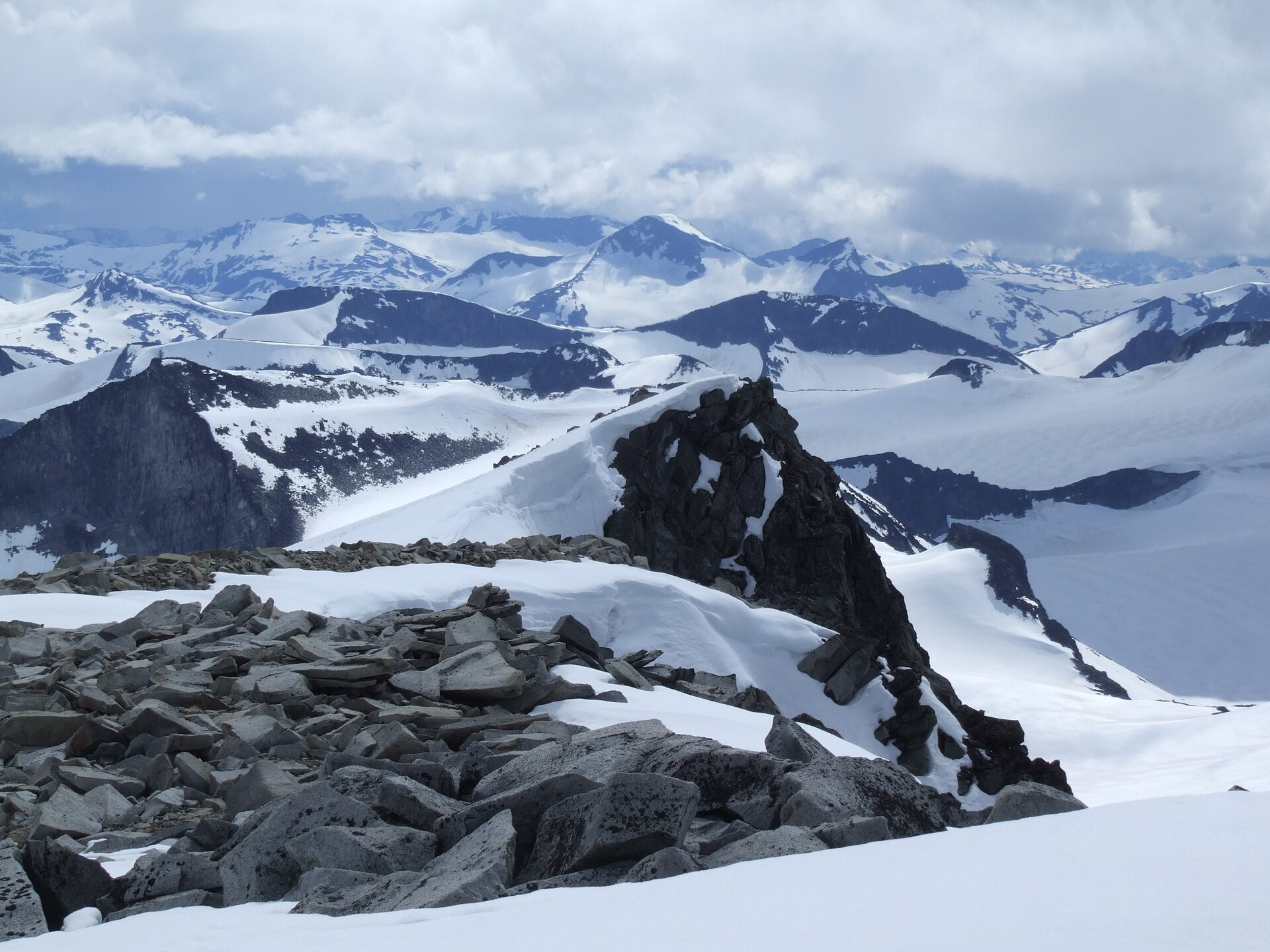 Vue depuis le Galdhøpiggen sur le Jotunheimen