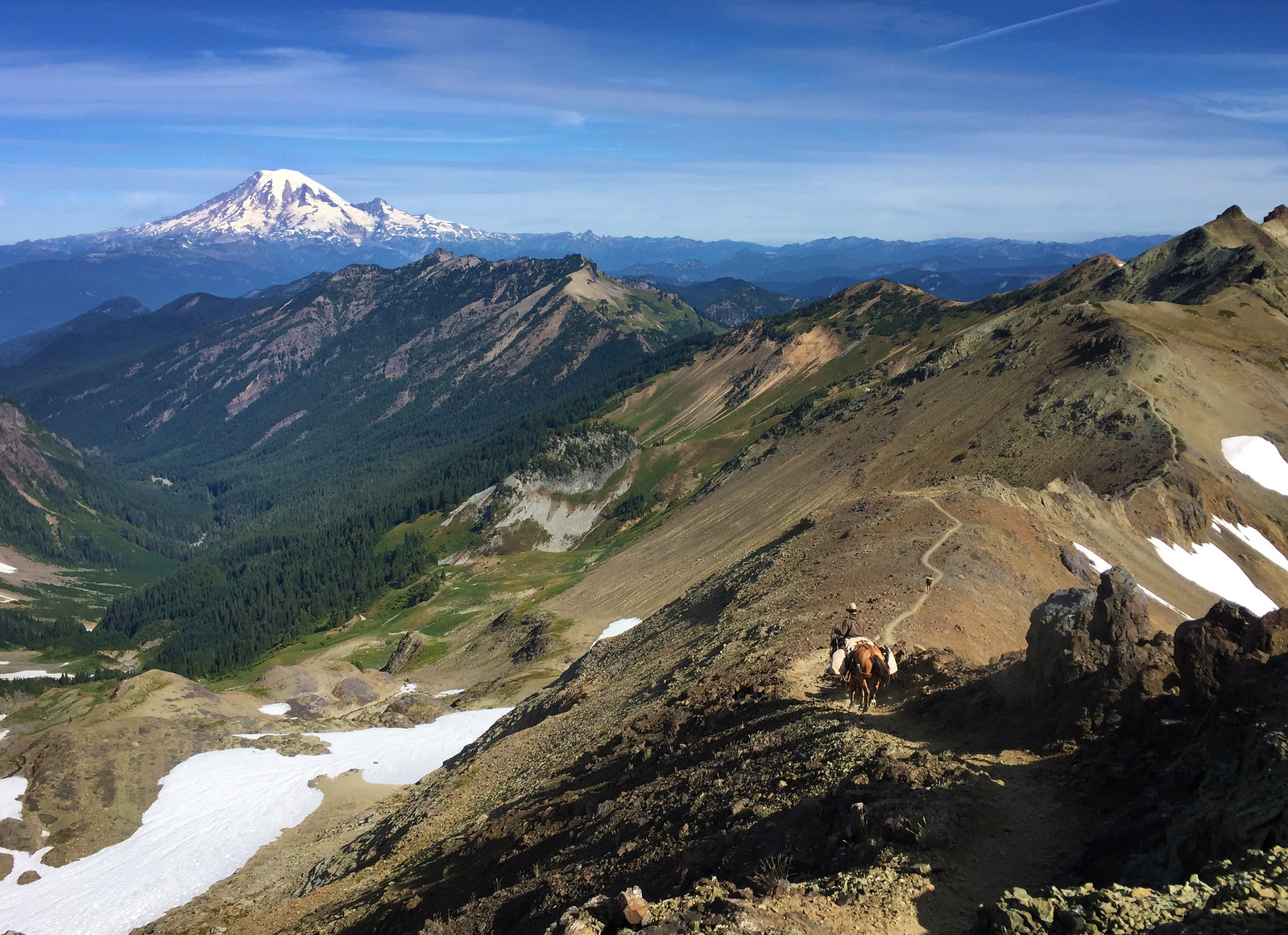 Un thru-rider sur l'arête exposée Knife's Edge dans Goat Rocks Wilderness, Washington