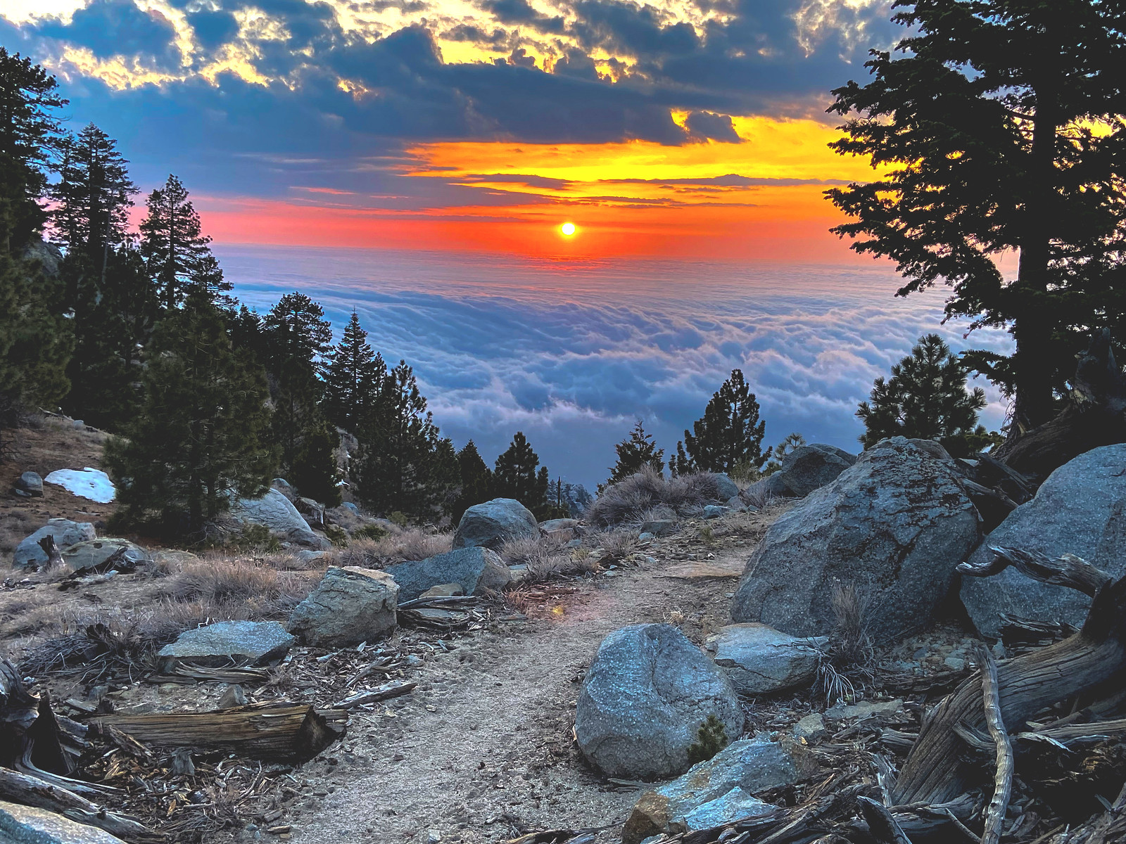 Coucher de soleil sur les arêtes descendant des montagnes San Jacinto