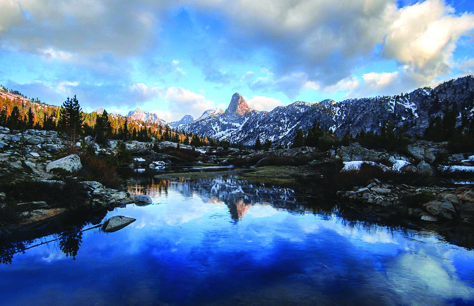Fin Dome reflété dans Dollar Lake, parc national de Kings Canyon