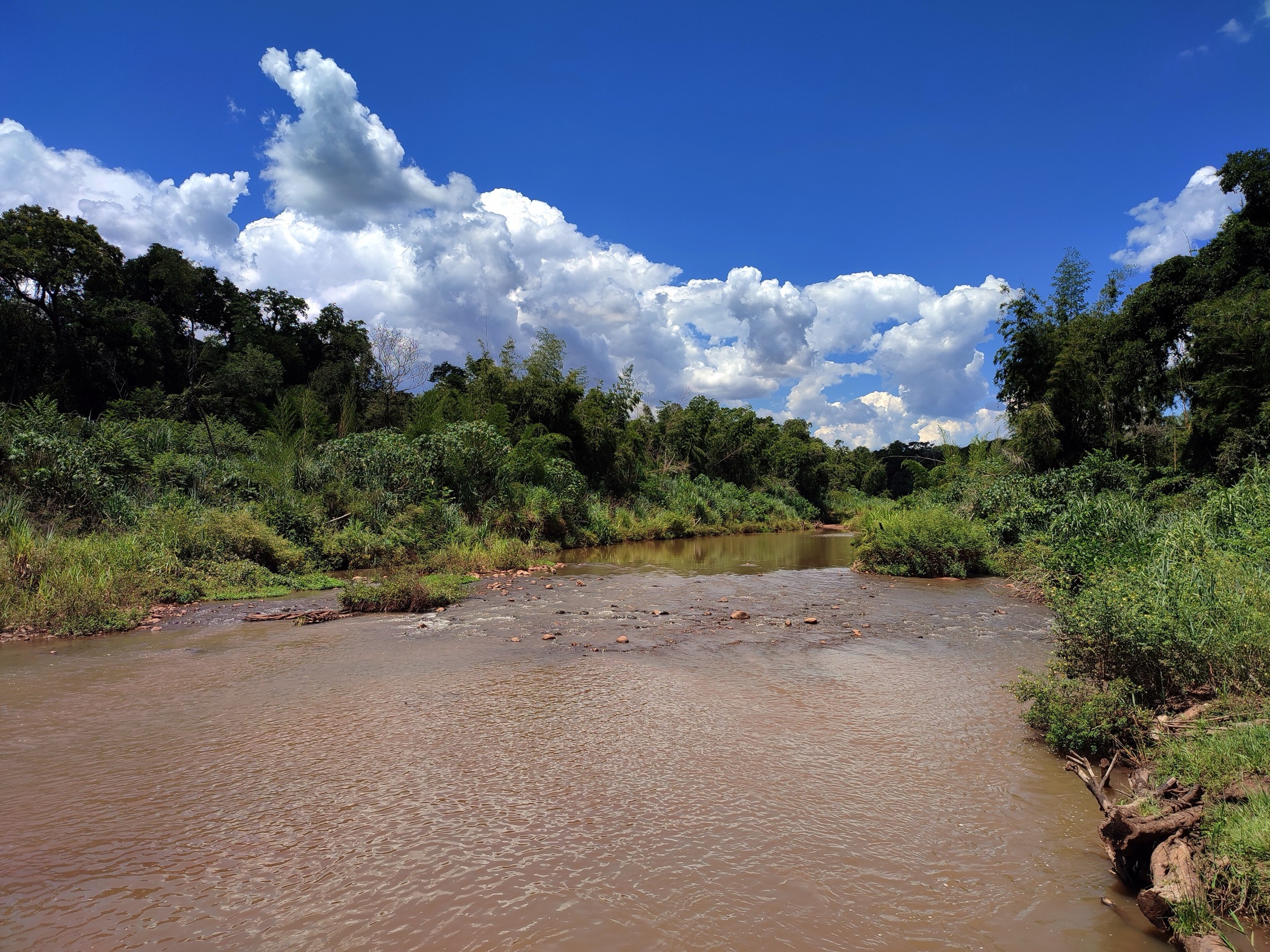 Le fleuve Aquidabán dans le parc national de Cerro Corá, Paraguay