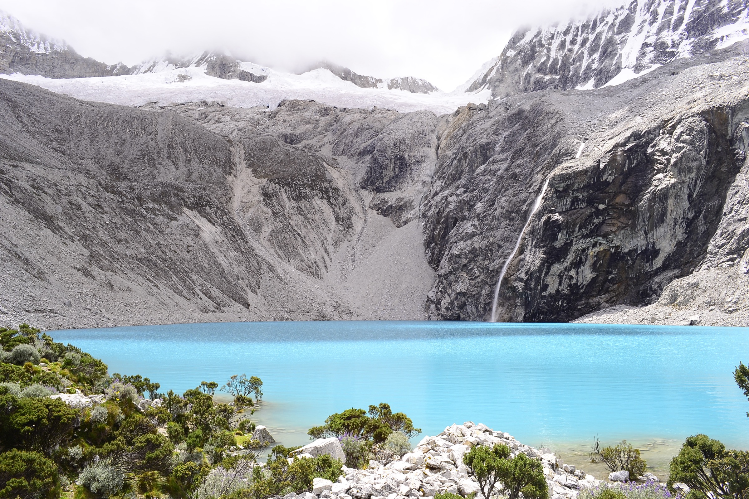 Turquoise Laguna 69 below the peaks of the Cordillera Blanca