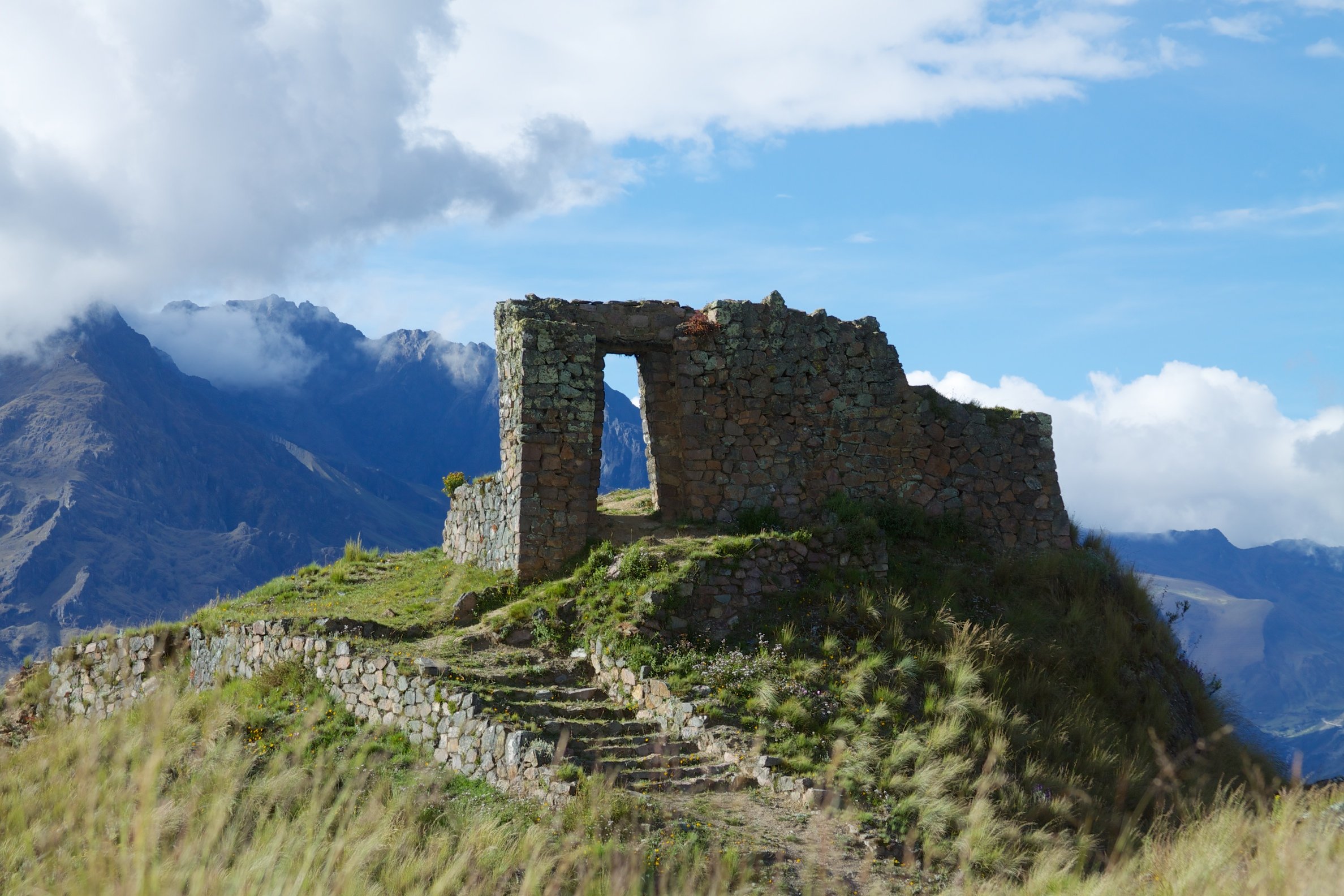 Inti Punku / Porte du Soleil au-dessus d'Ollantaytambo, Cordillera Urubamba, Pérou