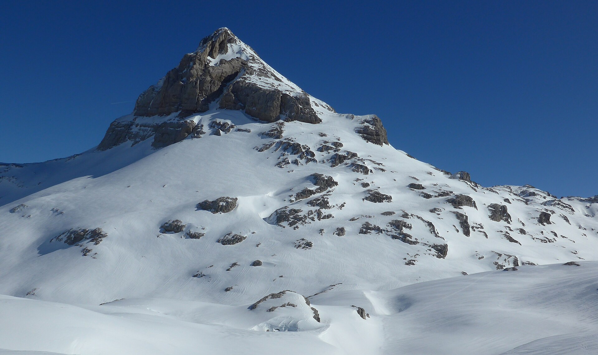 Sommet calcaire du pic d'Anie / Auñamendi