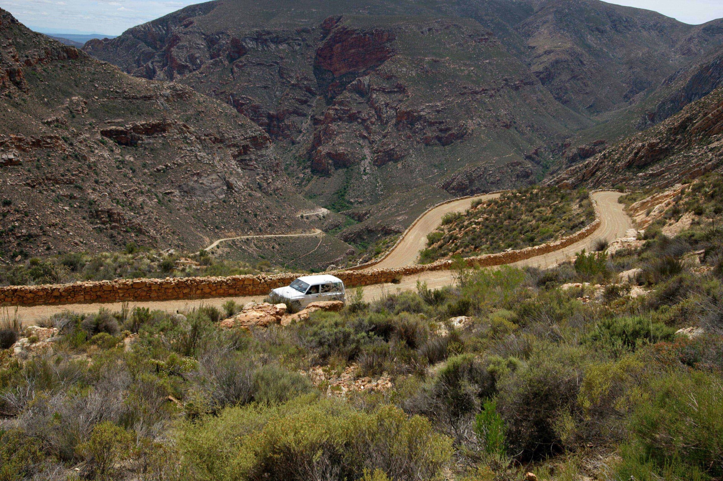 Paysage de quartzite plissé du Swartberg Pass dans le Central Karoo