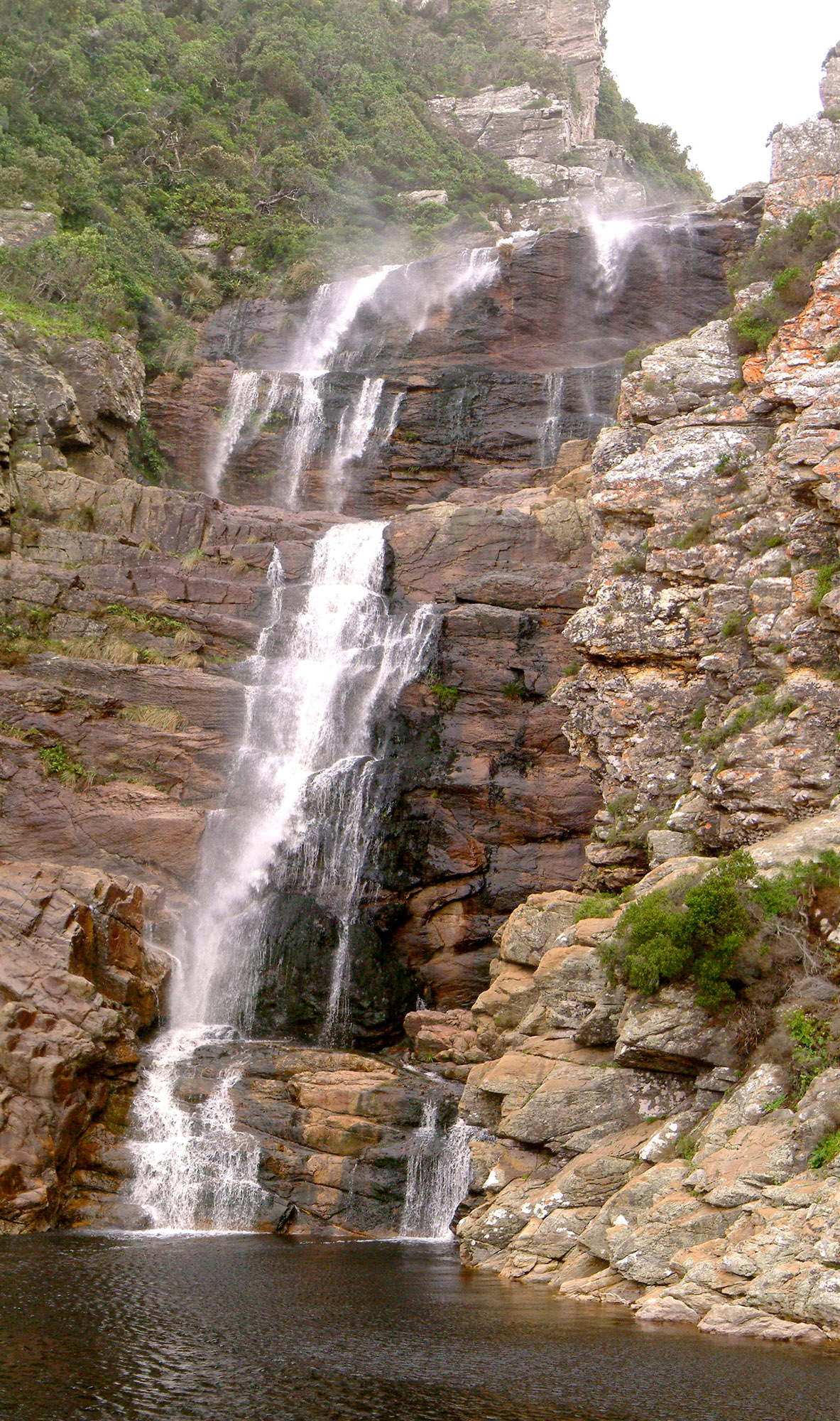 Cascade du parc national de Tsitsikamma sur la section à la journée de l'Otter Trail