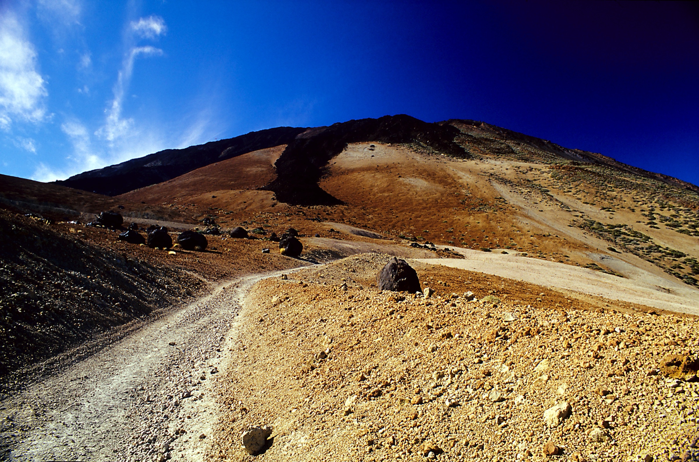 Bombes volcaniques sur la pente de ponce de la Montaña Blanca sous le Teide, Tenerife