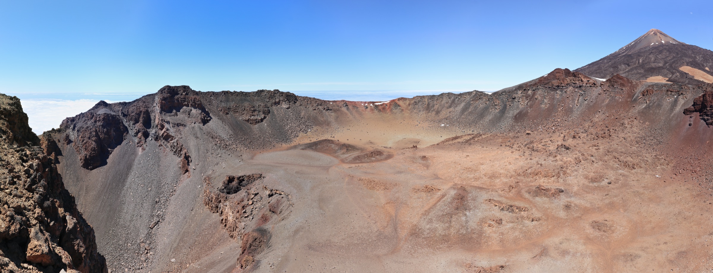 Le cône sommital du Teide au-dessus du cratère sombre du Pico Viejo, Tenerife