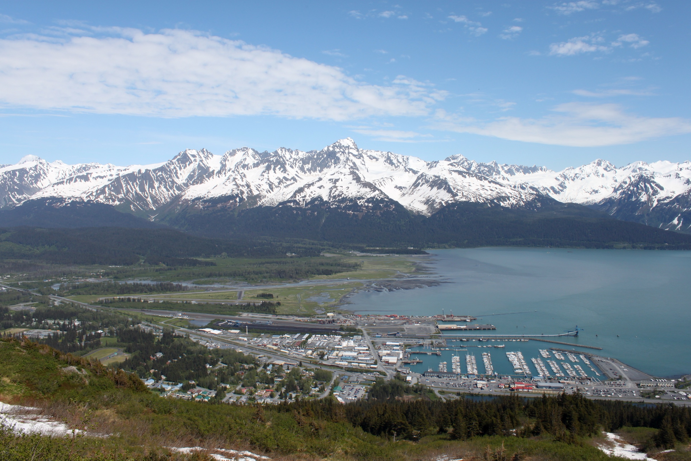 Randonneurs descendant du cirque du Mount Marathon au-dessus de Seward, Alaska