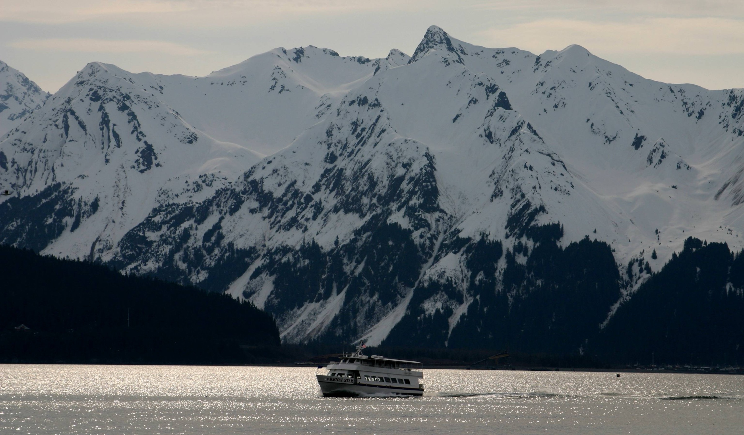 Rivage de Resurrection Bay près de Seward, Alaska