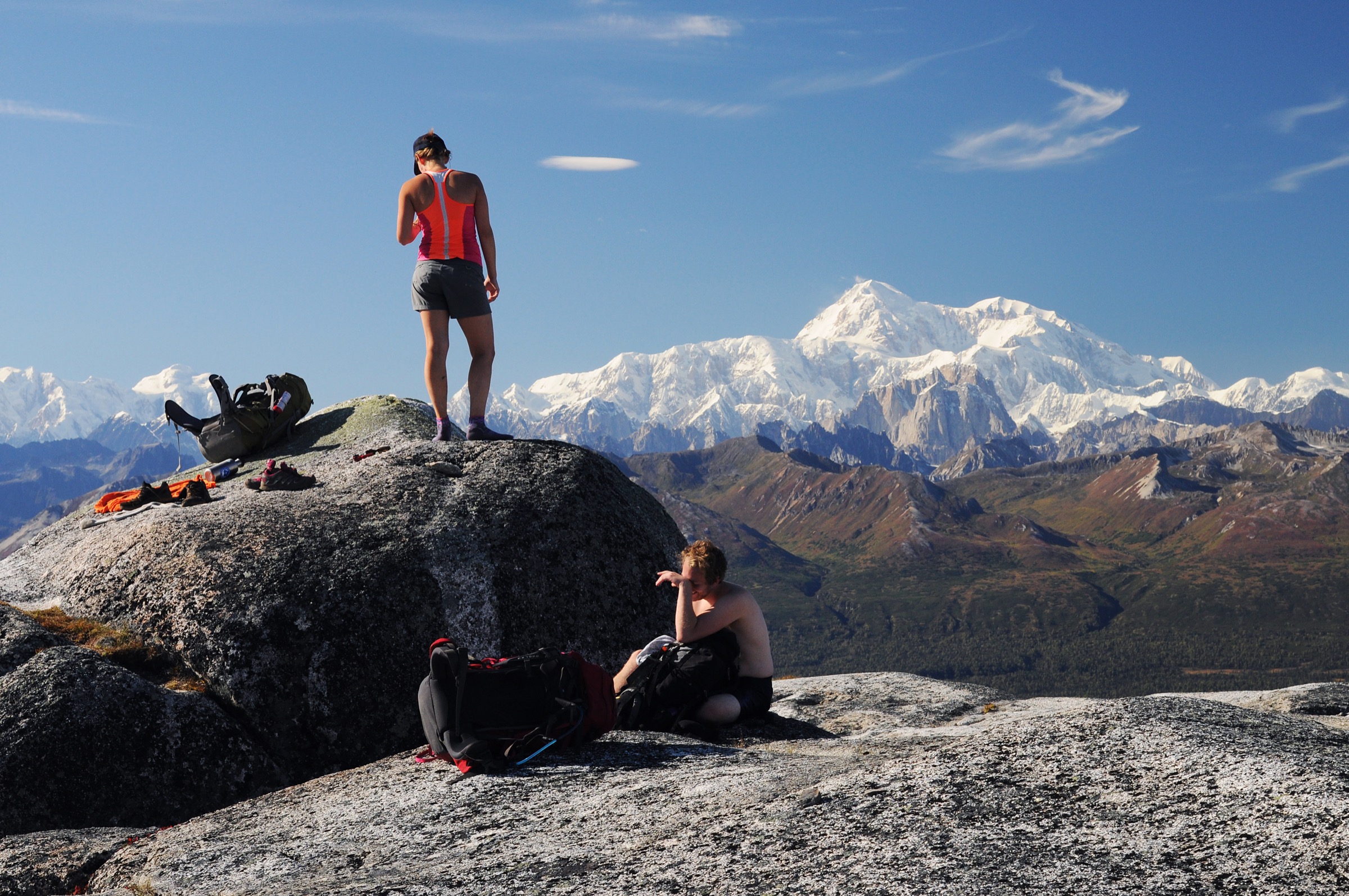 Randonneur sur Kesugi Ridge avec le Denali en arrière-plan, Denali State Park, Alaska