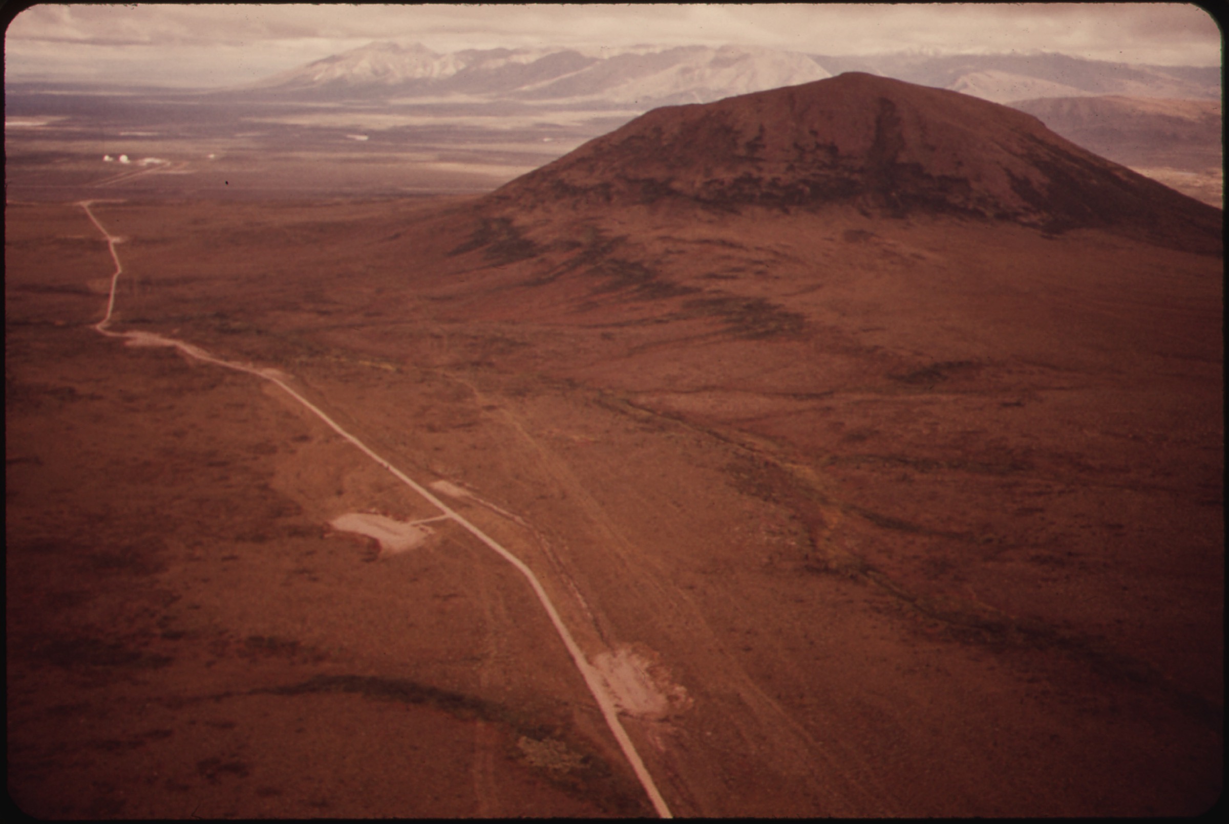Donnelly Dome dominant la Delta Range, vue vers le nord-est