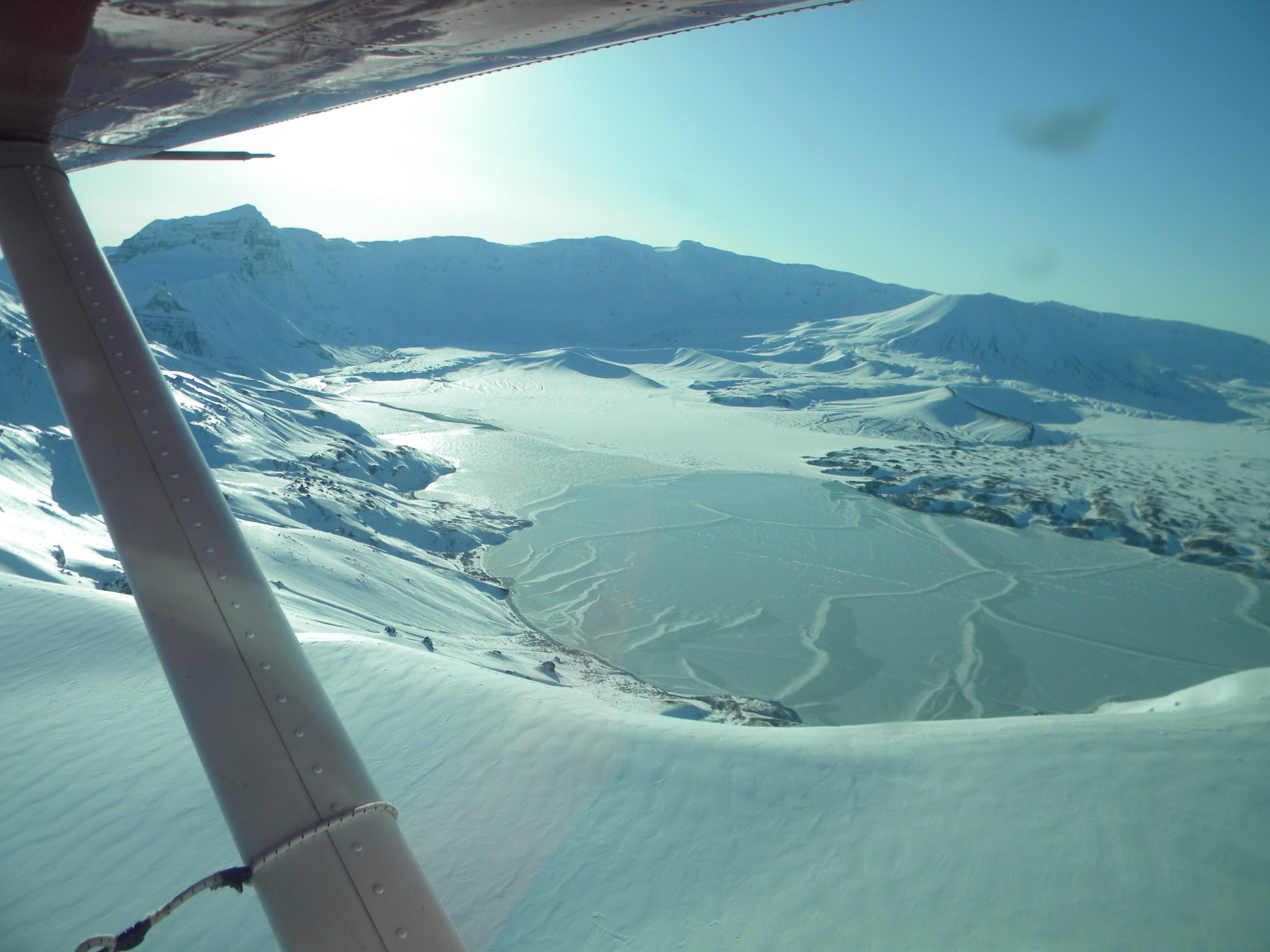 Bord de la caldeira d'Aniakchak avec Surprise Lake et Vent Mountain