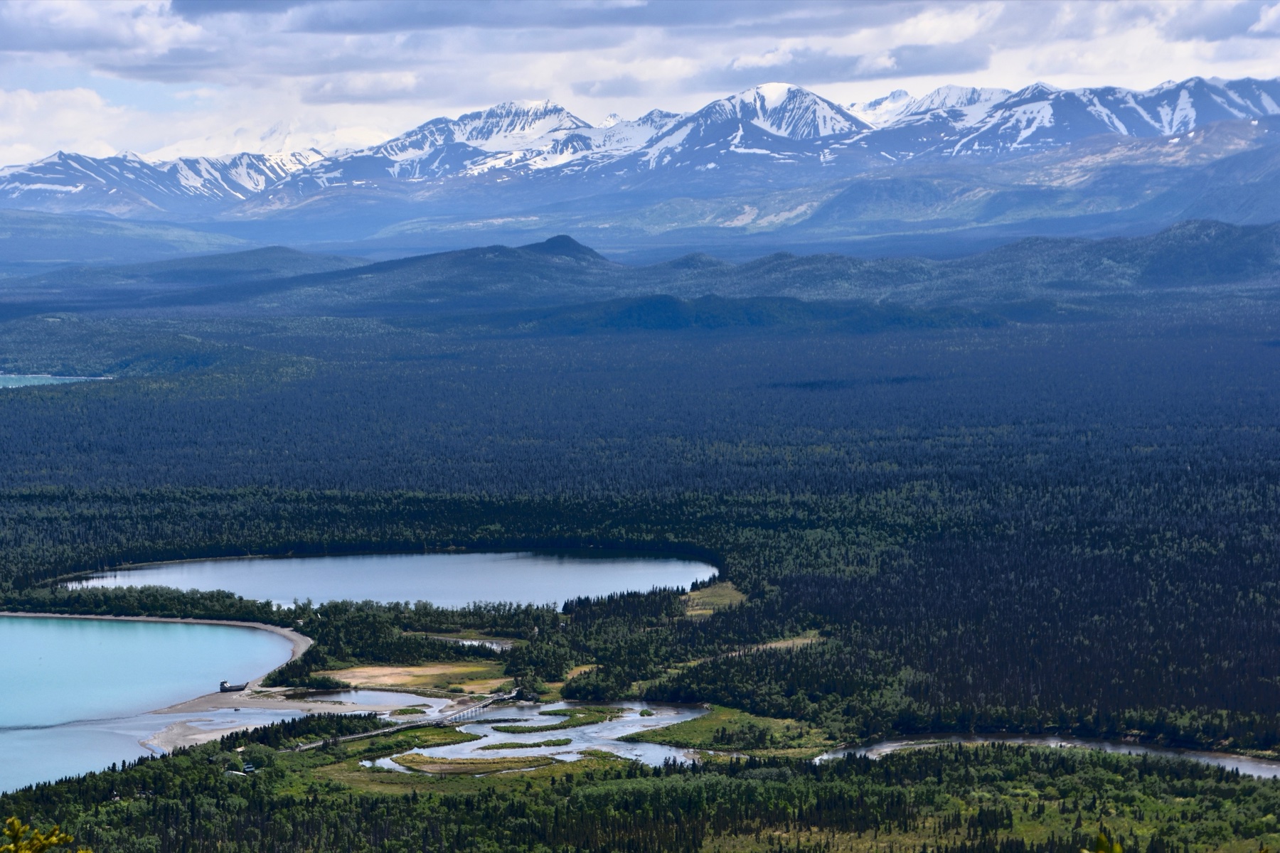 Vue depuis le sentier de Dumpling Mountain vers le pont de Brooks River et Naknek Lake