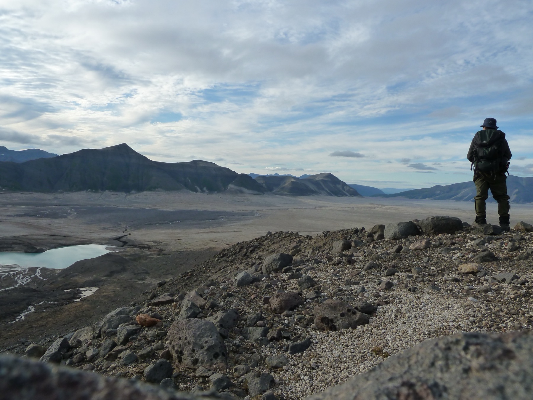 Randonneur surplombant le fond de cendres de la Valley of Ten Thousand Smokes au-dessus d'East Mageik Lake