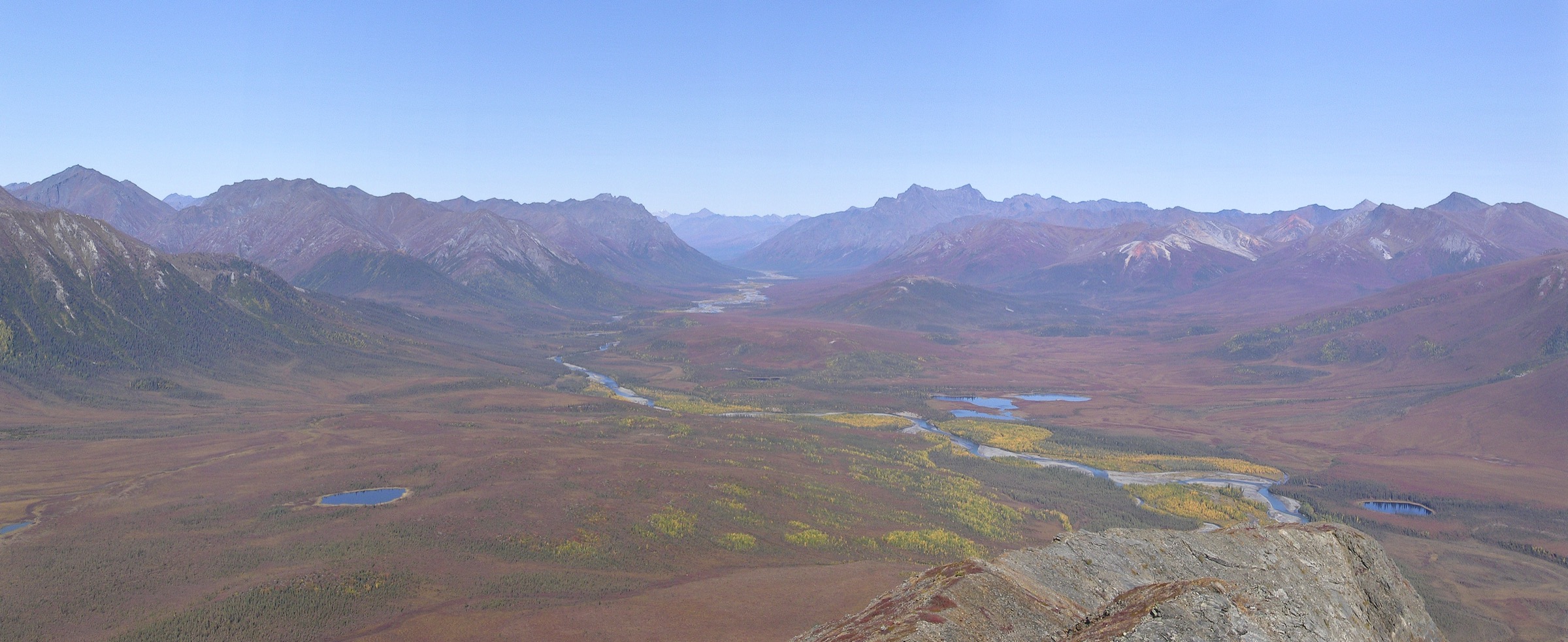 North Fork de la Koyukuk s'écoulant entre Frigid Crags et Boreal Mountain — les Gates of the Arctic