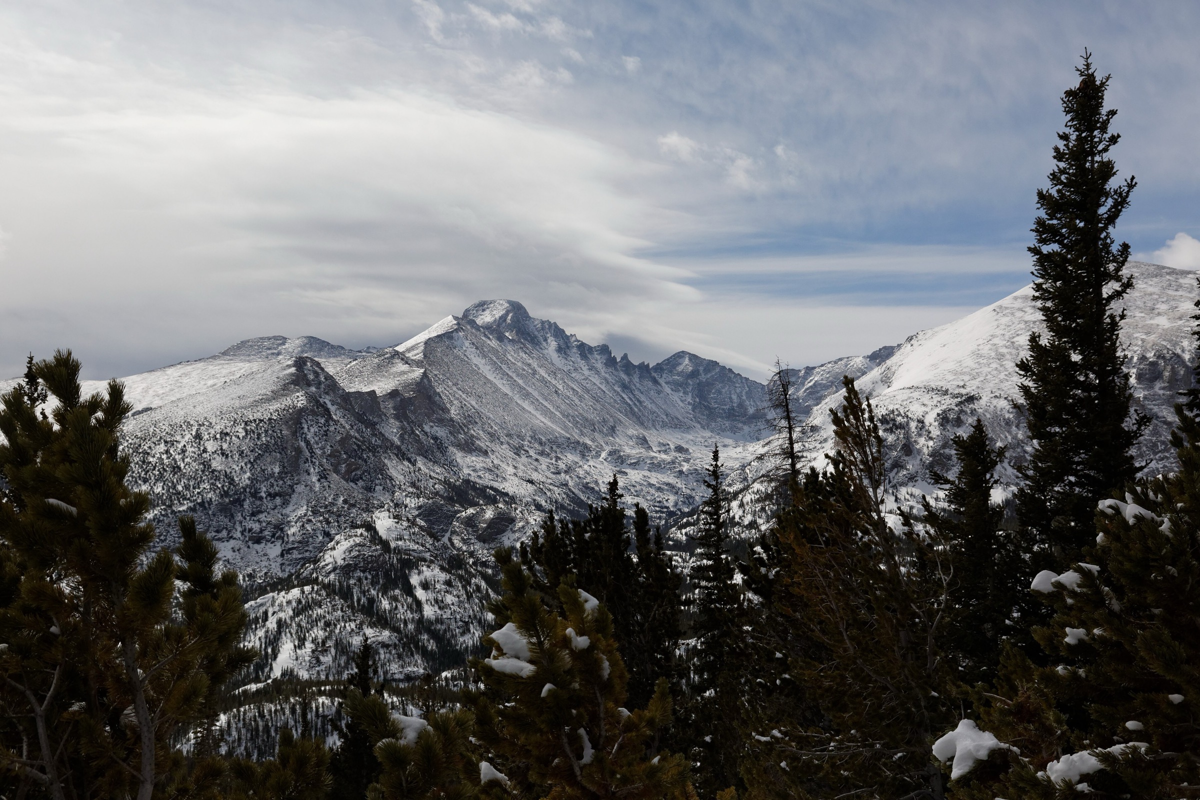 Randonneurs sur le Flattop Mountain Trail au-dessus d'Anchorage