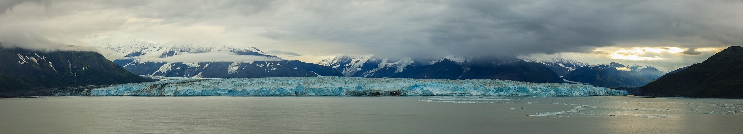 Vue panoramique du Hubbard Glacier, qui obstrue périodiquement l'exutoire du Russell Fjord en Alaska