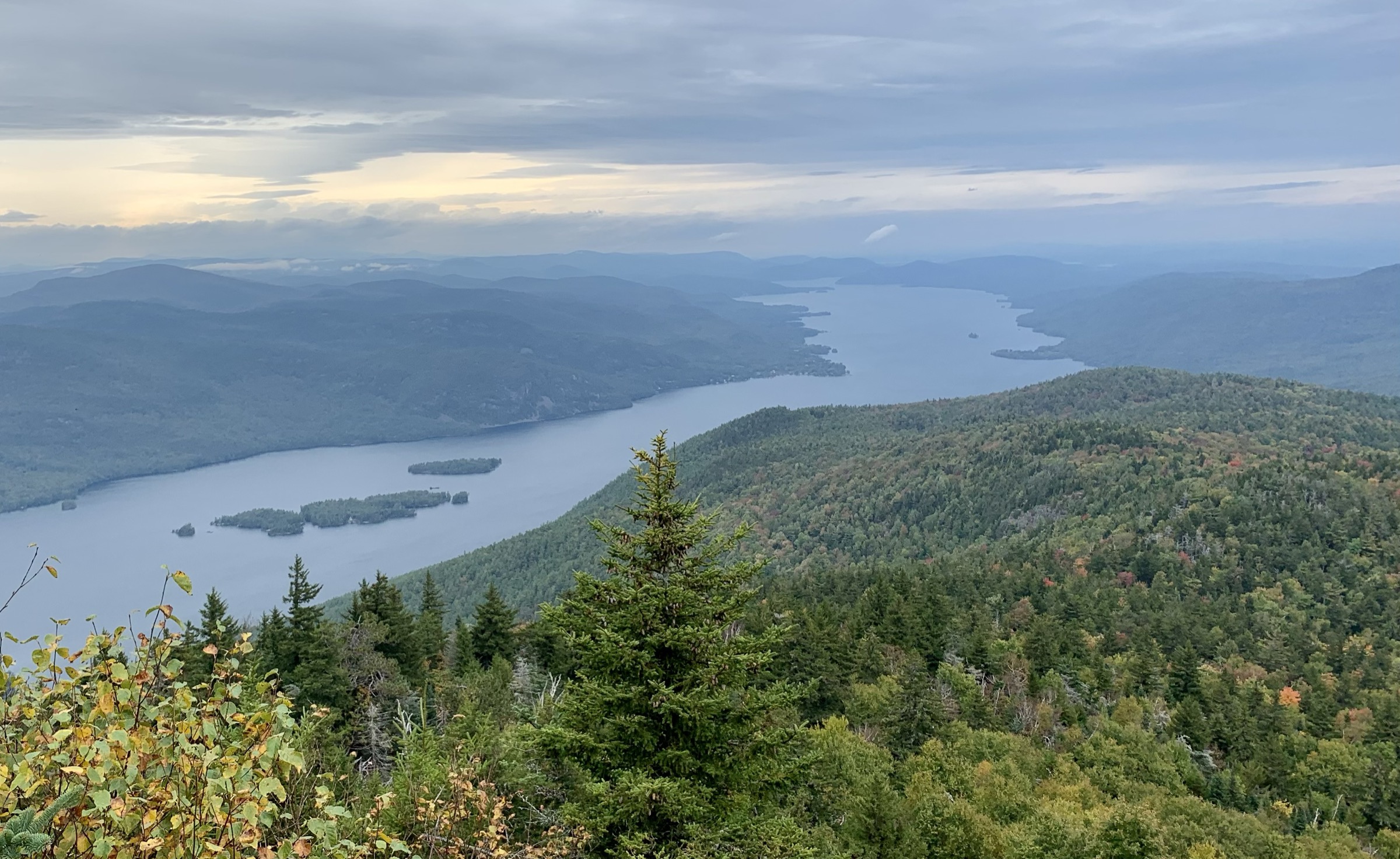 Vue du lac George depuis les corniches sommitales de Black Mountain