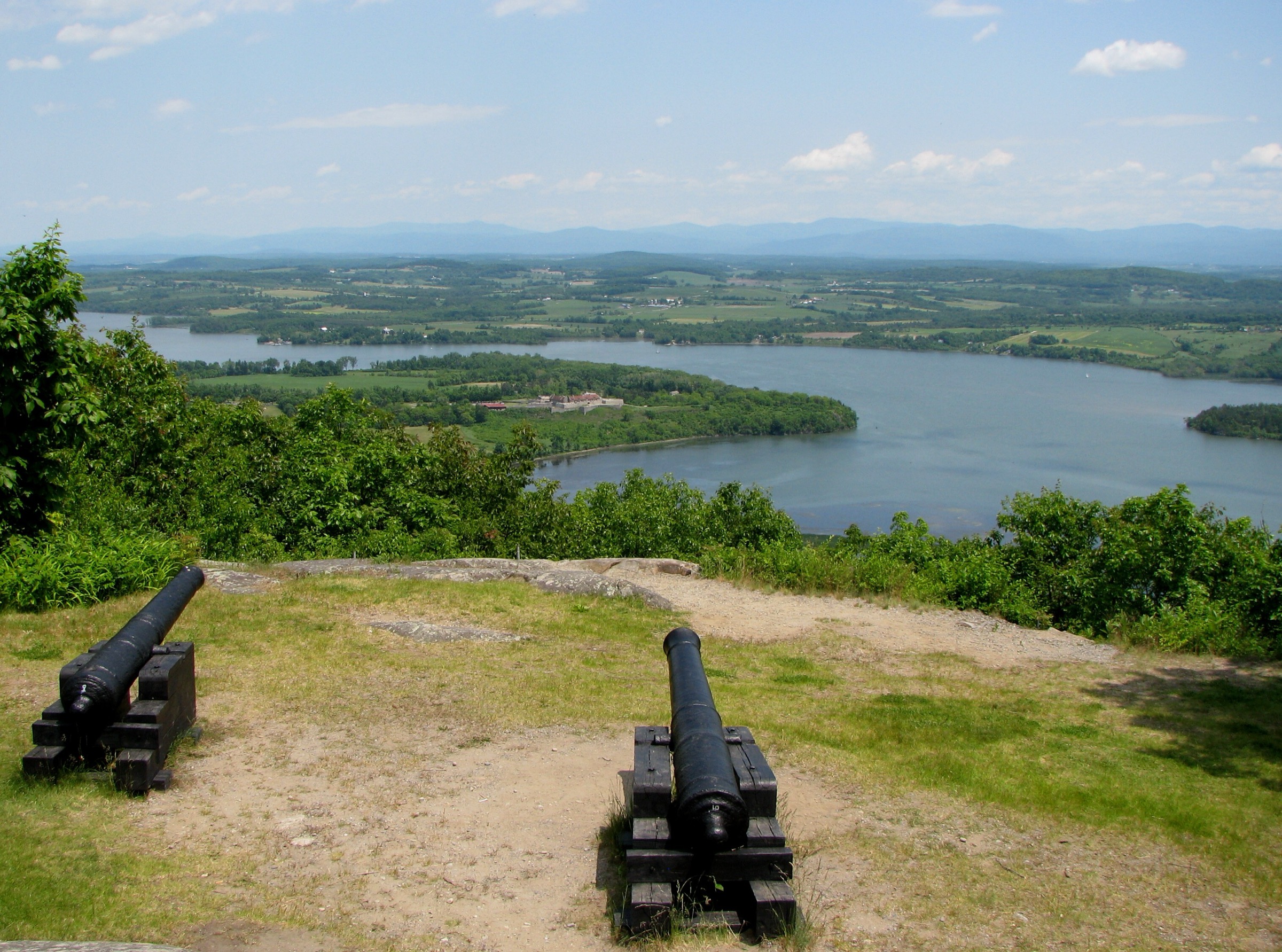 Vue depuis Mount Defiance sur Fort Ticonderoga et le rétrécissement du lac Champlain