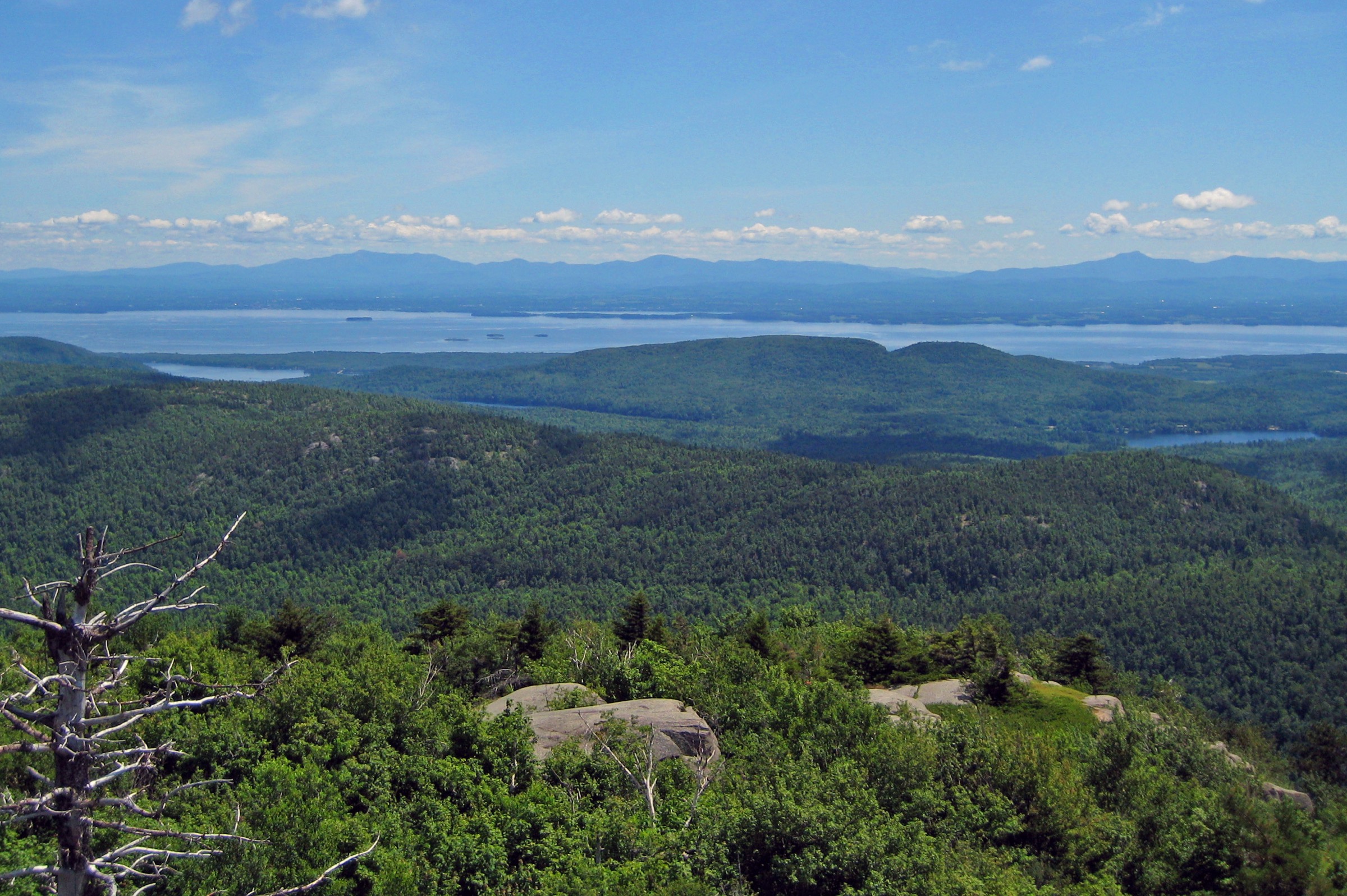 Vue du lac Champlain et du Vermont depuis la tour de guet de Poke-O-Moonshine Mountain