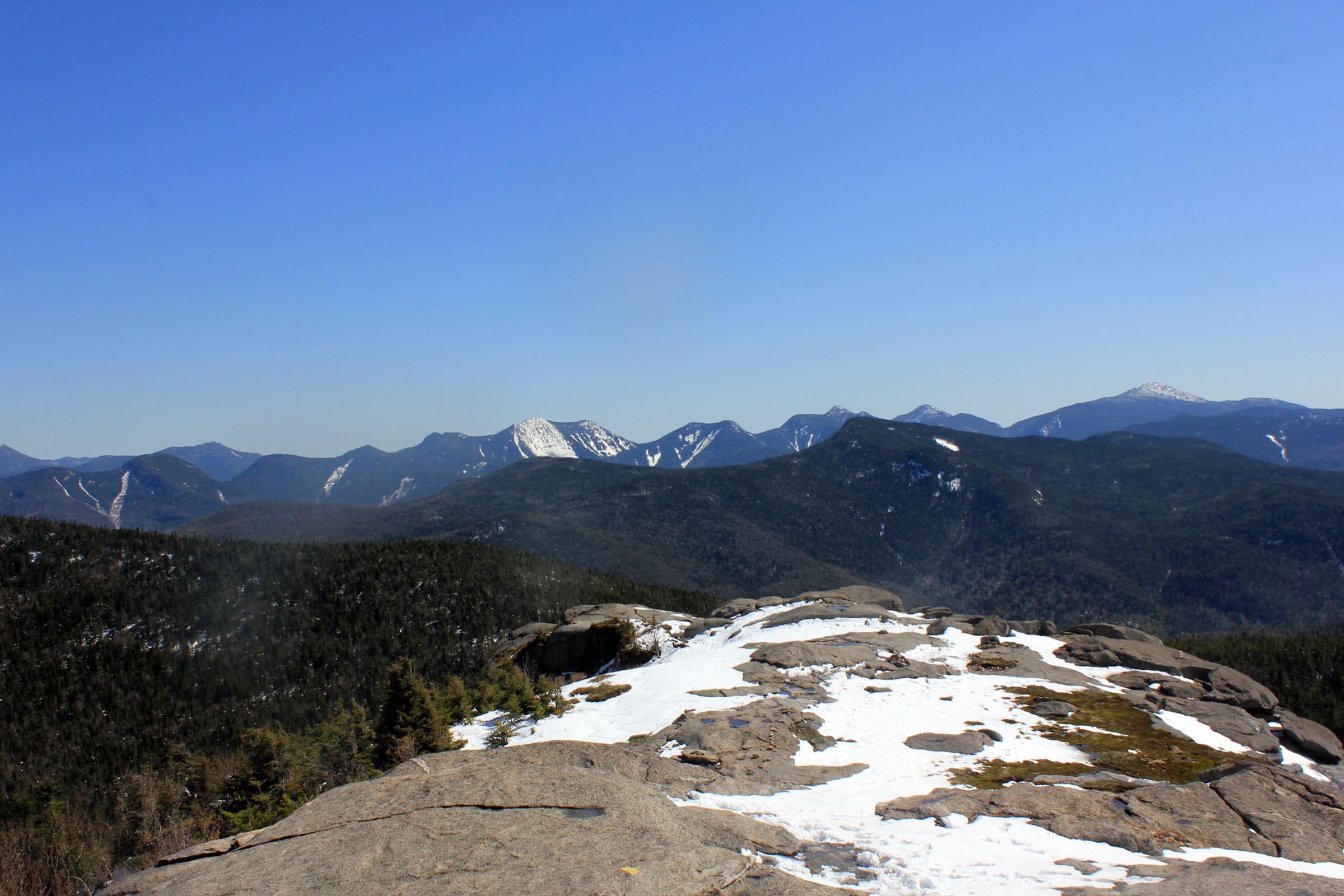 Sommet de Cascade Mountain avec les sommets et lacs adirondacks visibles en contrebas