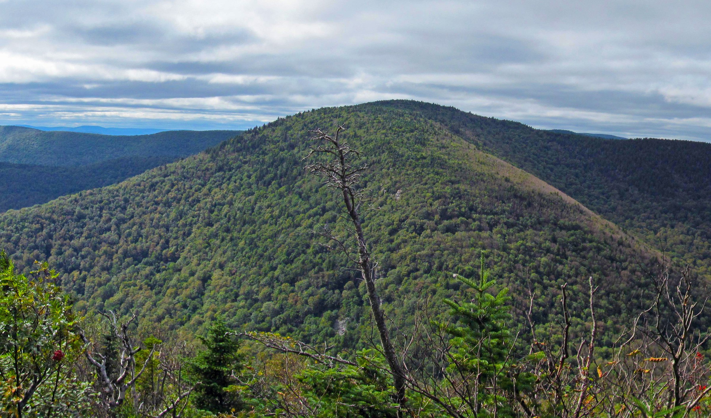Sugarloaf Mountain vu depuis le sommet nord de Twin Mountain par-dessus le col de Pecoy Notch