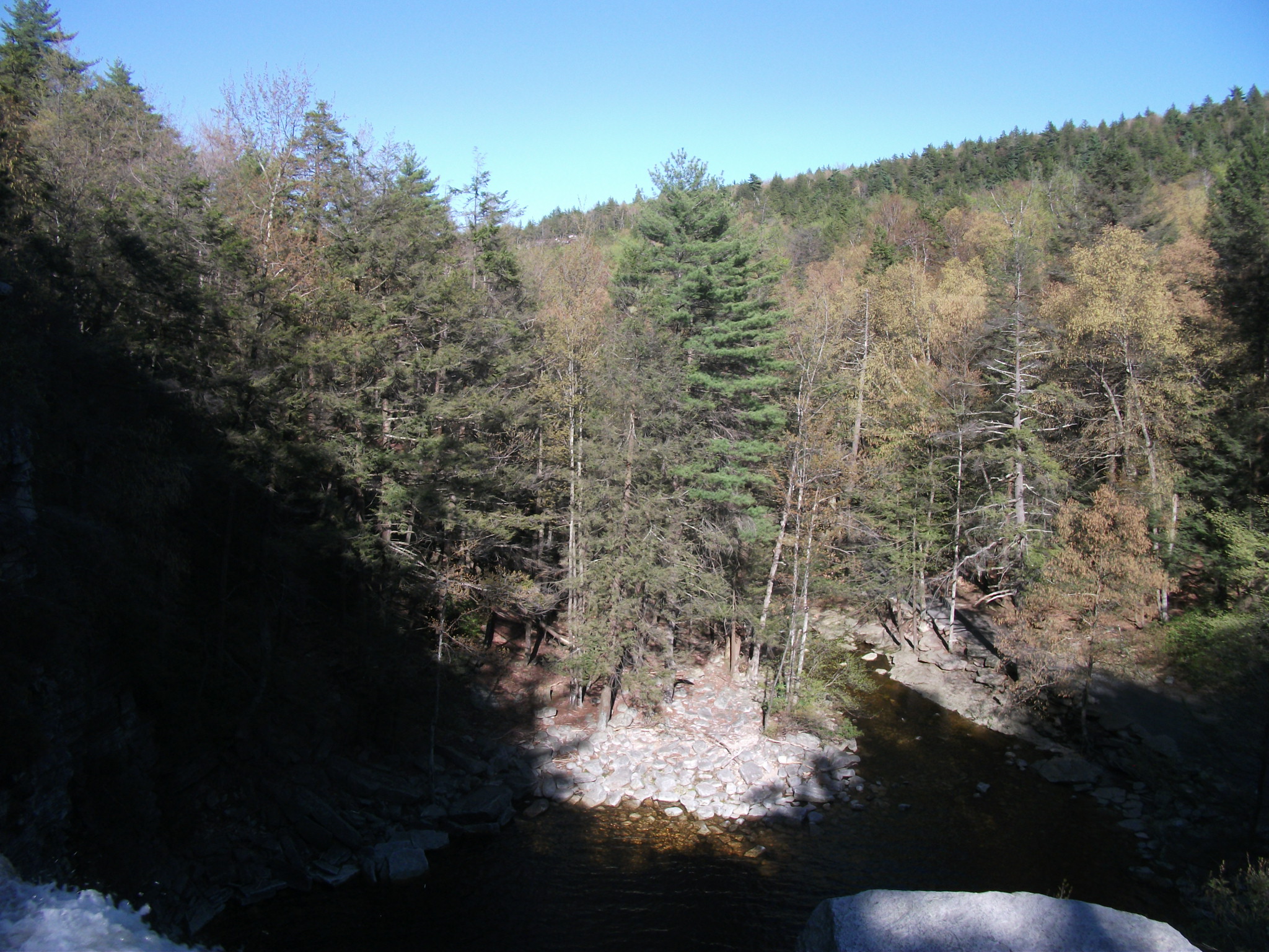 Awosting Falls se jetant dans une vasque au Minnewaska State Park