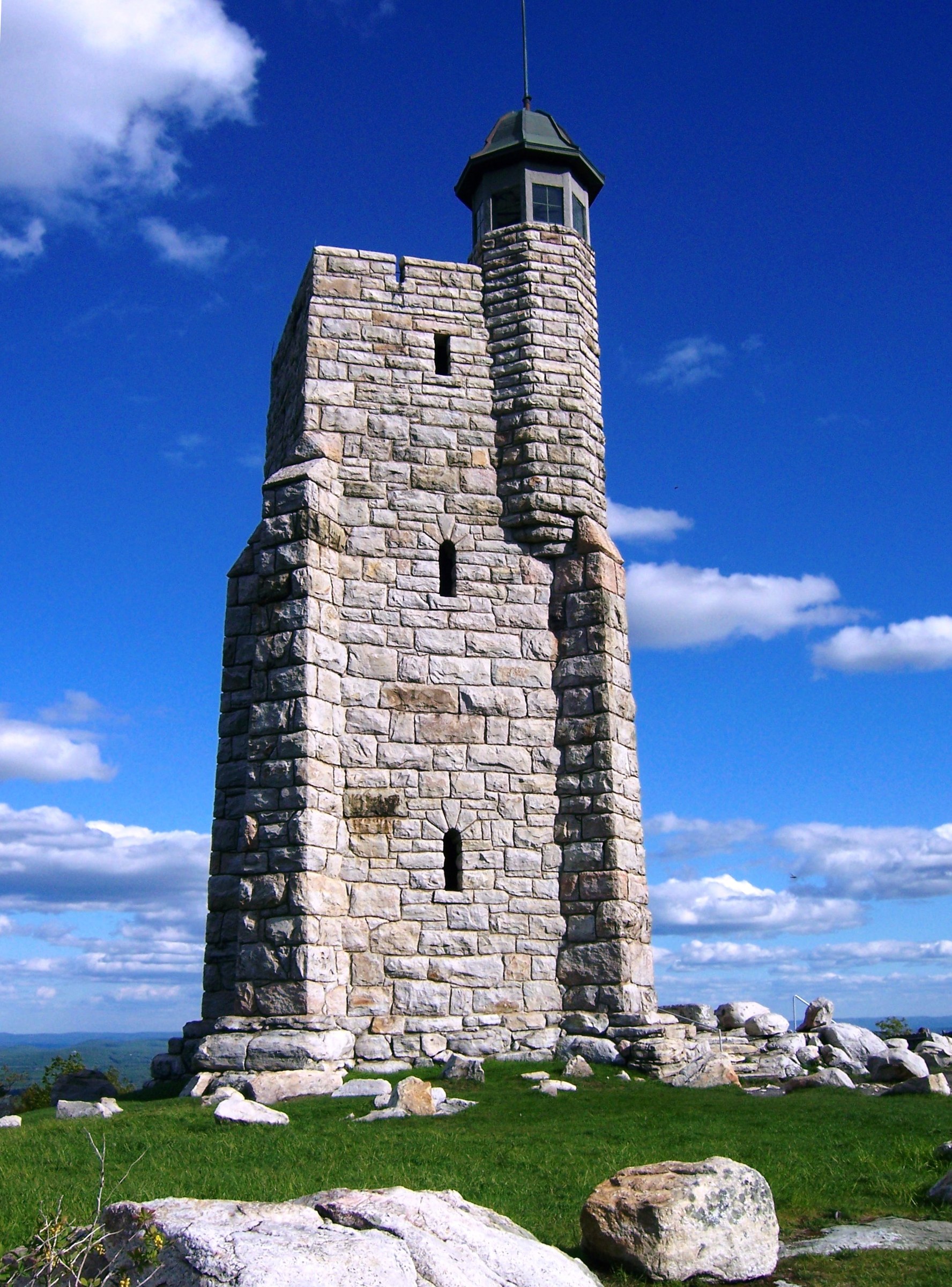 Albert K. Smiley Memorial Tower à Sky Top au-dessus du lac Mohonk