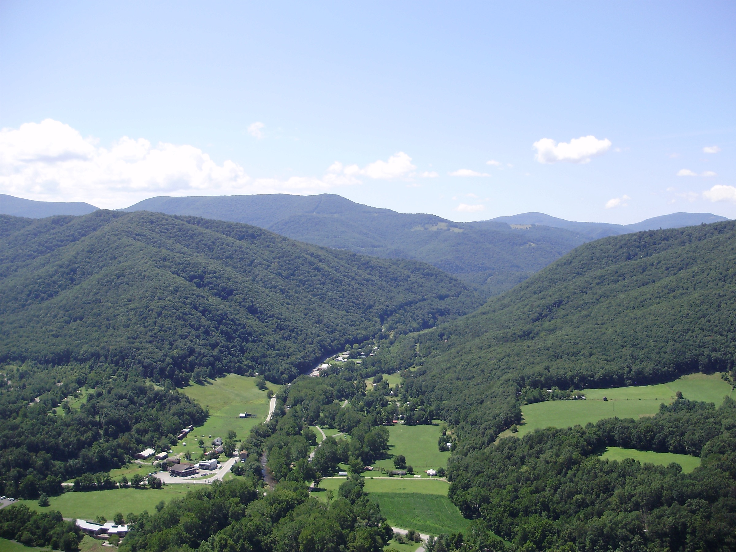 Vue depuis le North Peak de Seneca Rocks sur la vallée du North Fork, Virginie-Occidentale