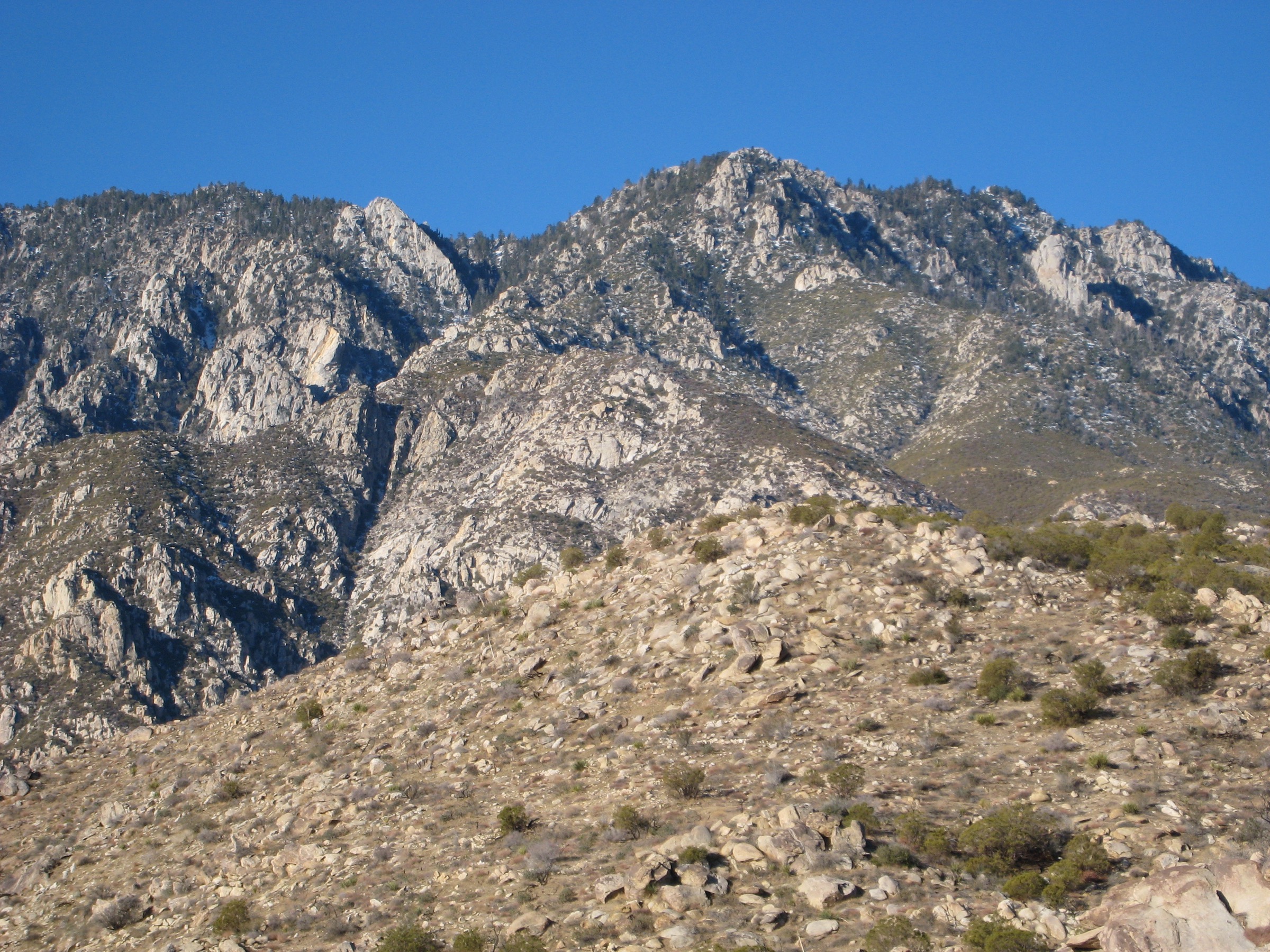 San Jacinto Peak vu depuis l'est le long du Cactus to Clouds Trail