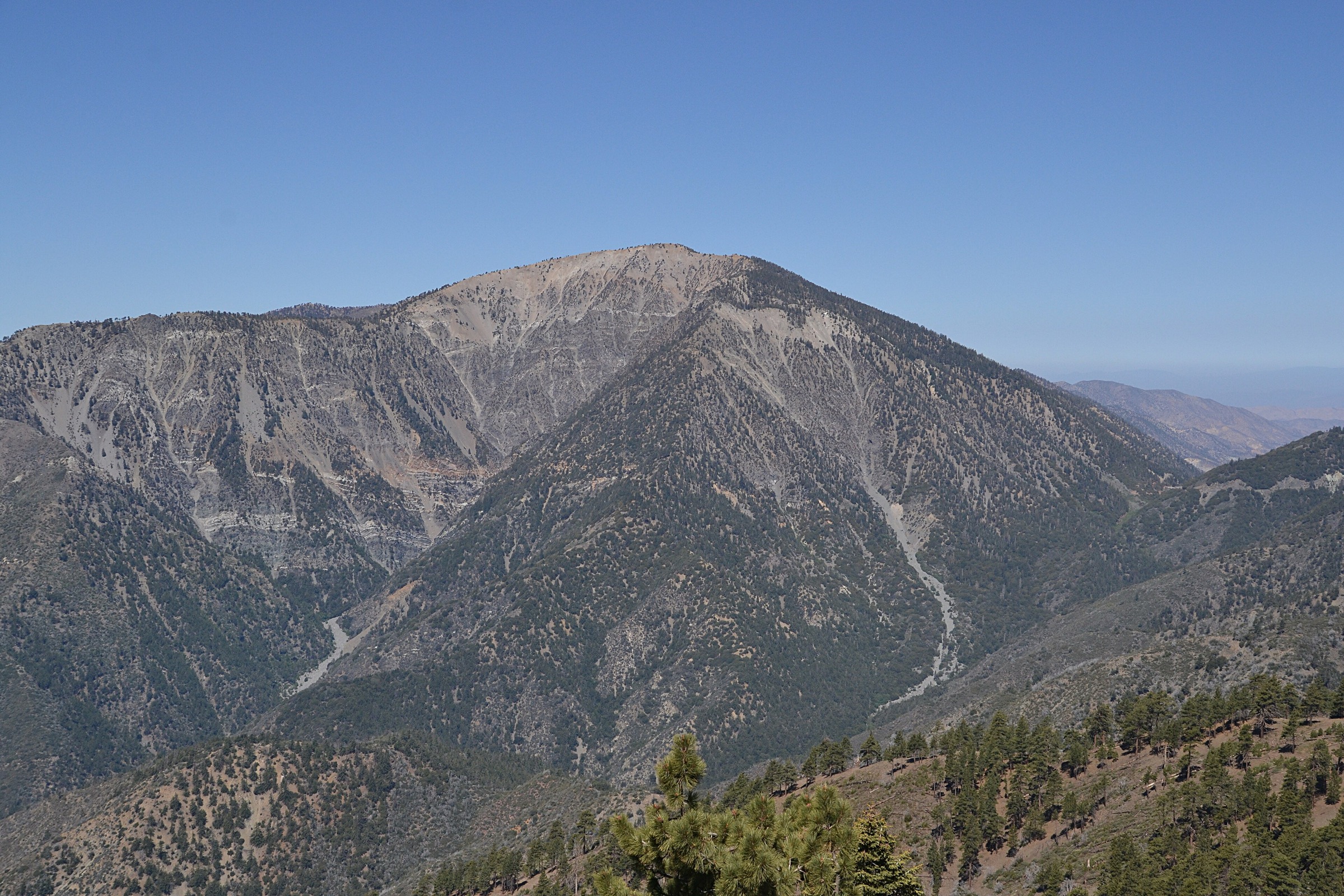 Mount Baden-Powell dans les San Gabriel Mountains vu depuis Blue Ridge